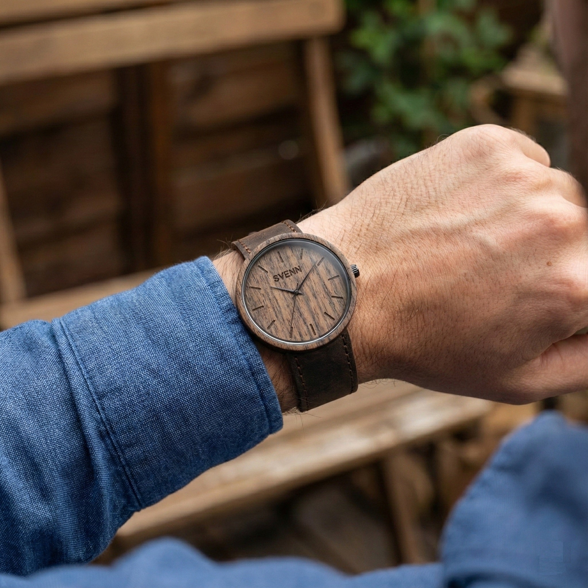 Klasik seven babalara özel hediye seçeneği: Terra Darkbrown ahşap saat.