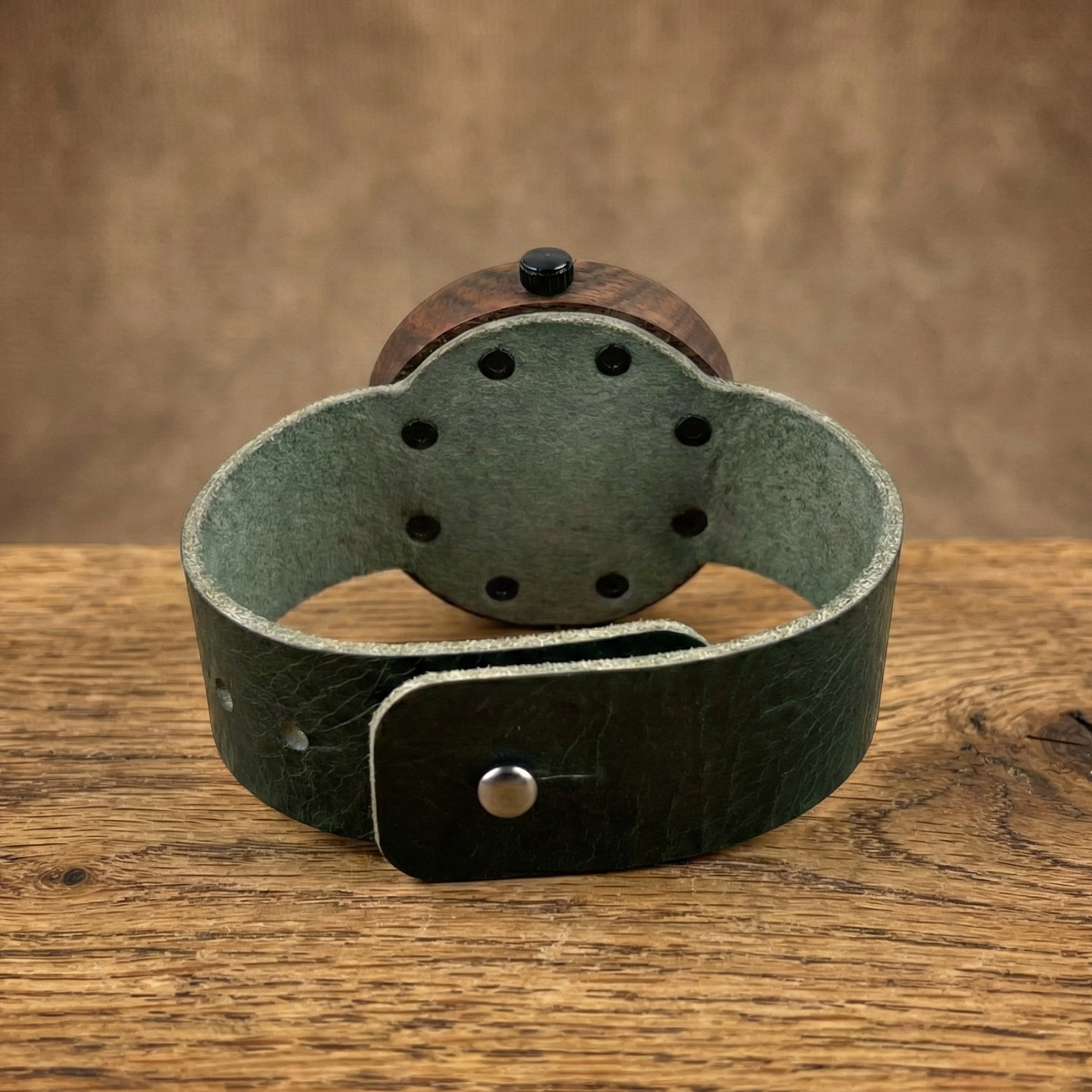 Minimalist giyim tarzını tamamlayan, bilekte hafif ve zarif duran ceviz ağacı PURE CALYPSO.