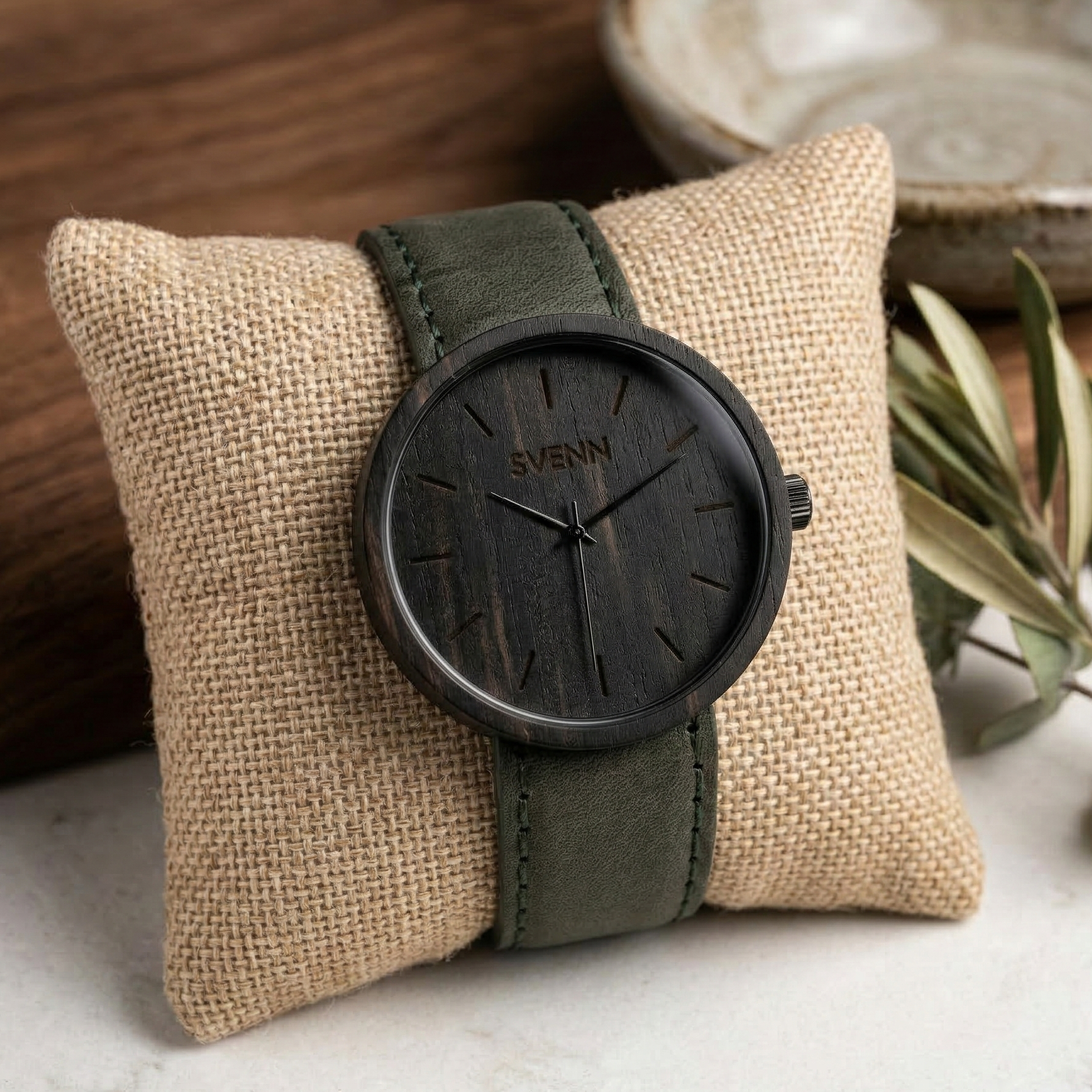 Doğal hediye arayanlara özel, minimalist tasarımıyla dikkat çeken Aura Khaki Kol Saati & Abanoz Ağacı modelinin genel görünümü.