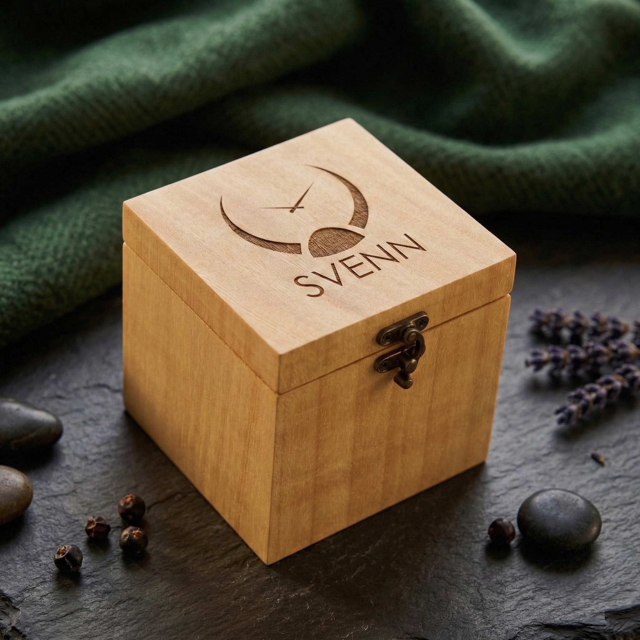 Doğal Yaşamı Seven Kadına Hediye konseptini şık bir şekilde tamamlayan, pürüzsüz ahşap hediye kutusu.