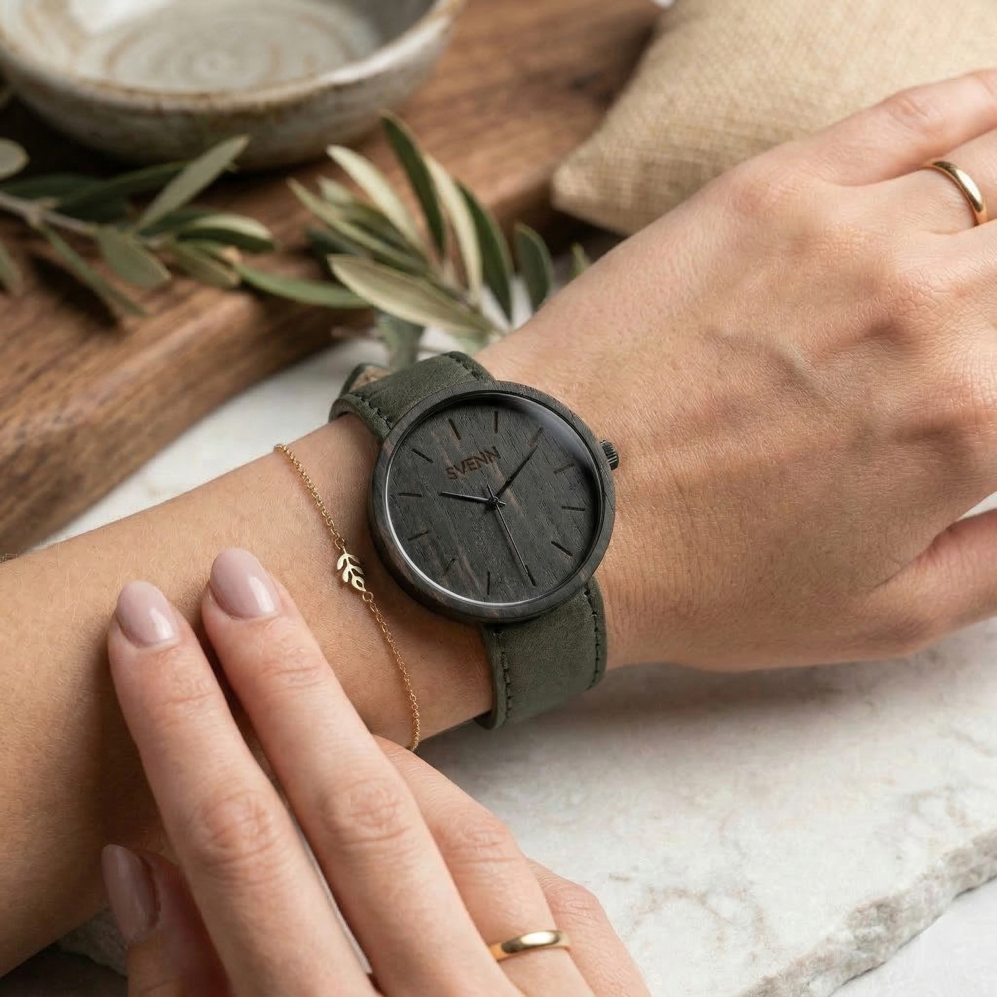 Kadın bileğinde doğal ve premium bir duruş sergileyen, pürüzsüz abanoz ağacından üretilmiş "Doğal Hediye" konseptli SVENN saat.