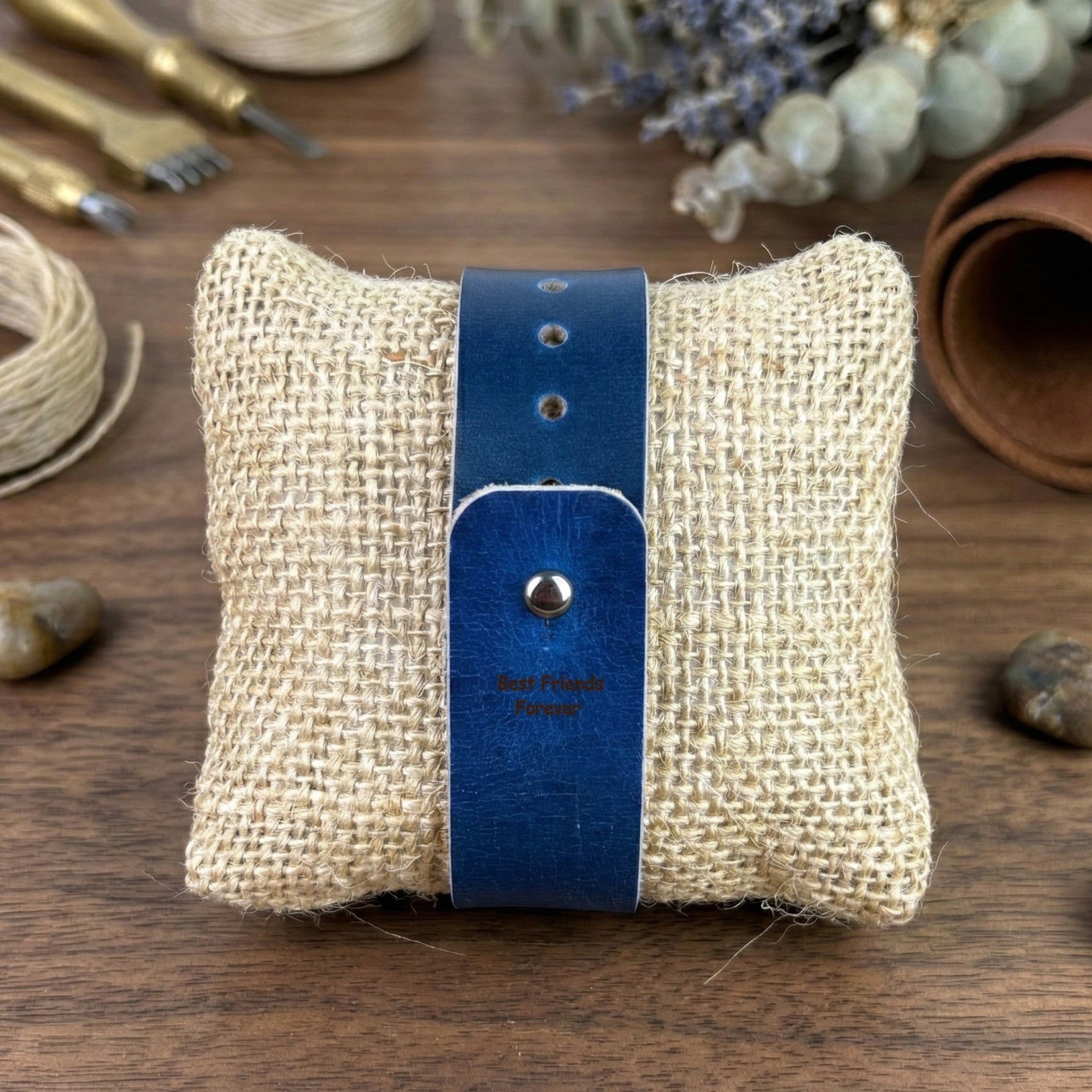 Lazer kazıma tekniği ile kişiselleştirilmiş, manevi değeri yüksek anlamlı bir arkadaş hediyesi olan ahşap saat.