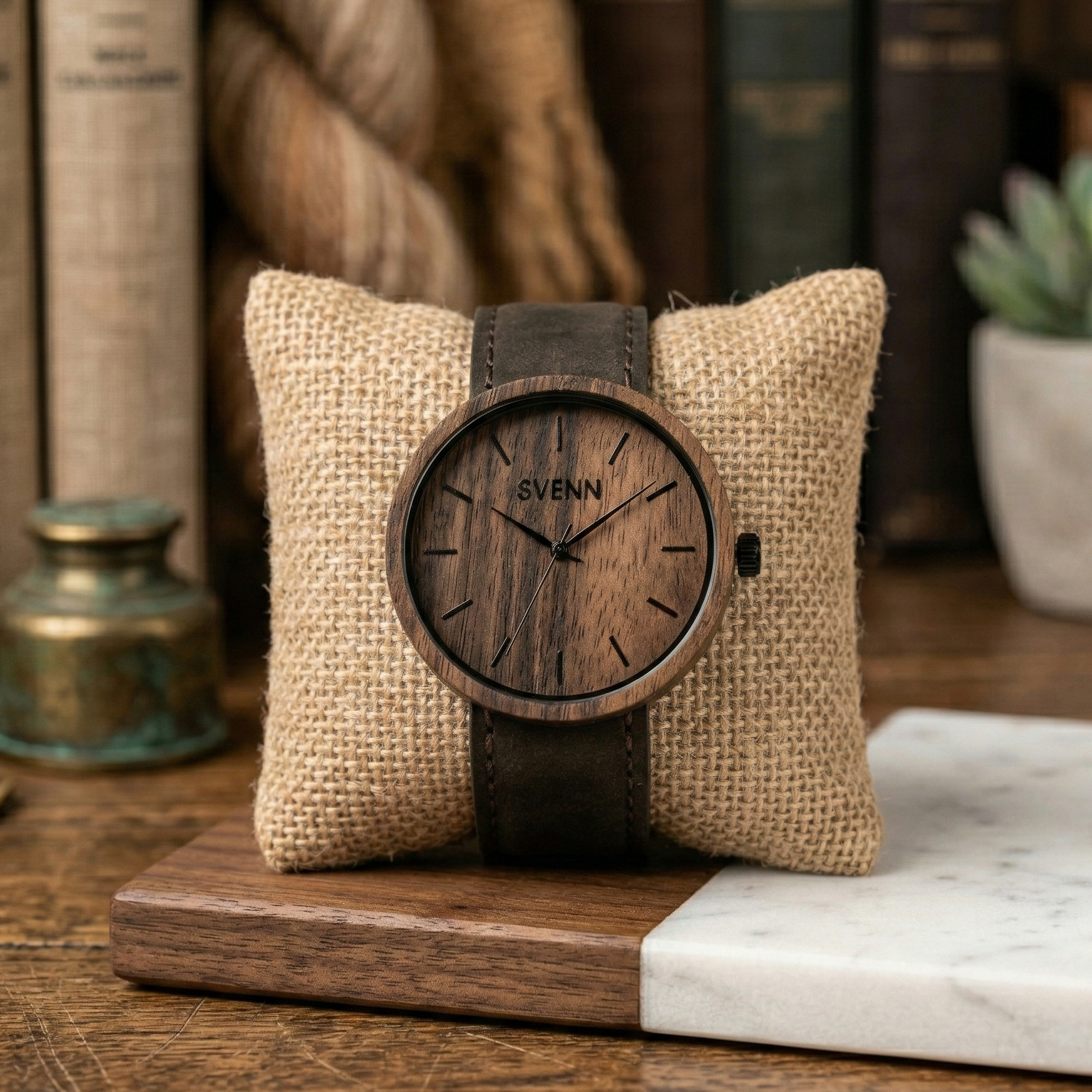 Klasik Seven Babalara Hediye seçenekleri arasında öne çıkan, babaların smart casual tarzını kusursuzca tamamlayan pürüzsüz ceviz ağacı gövdeli SVENN Terra Darkbrown saat.