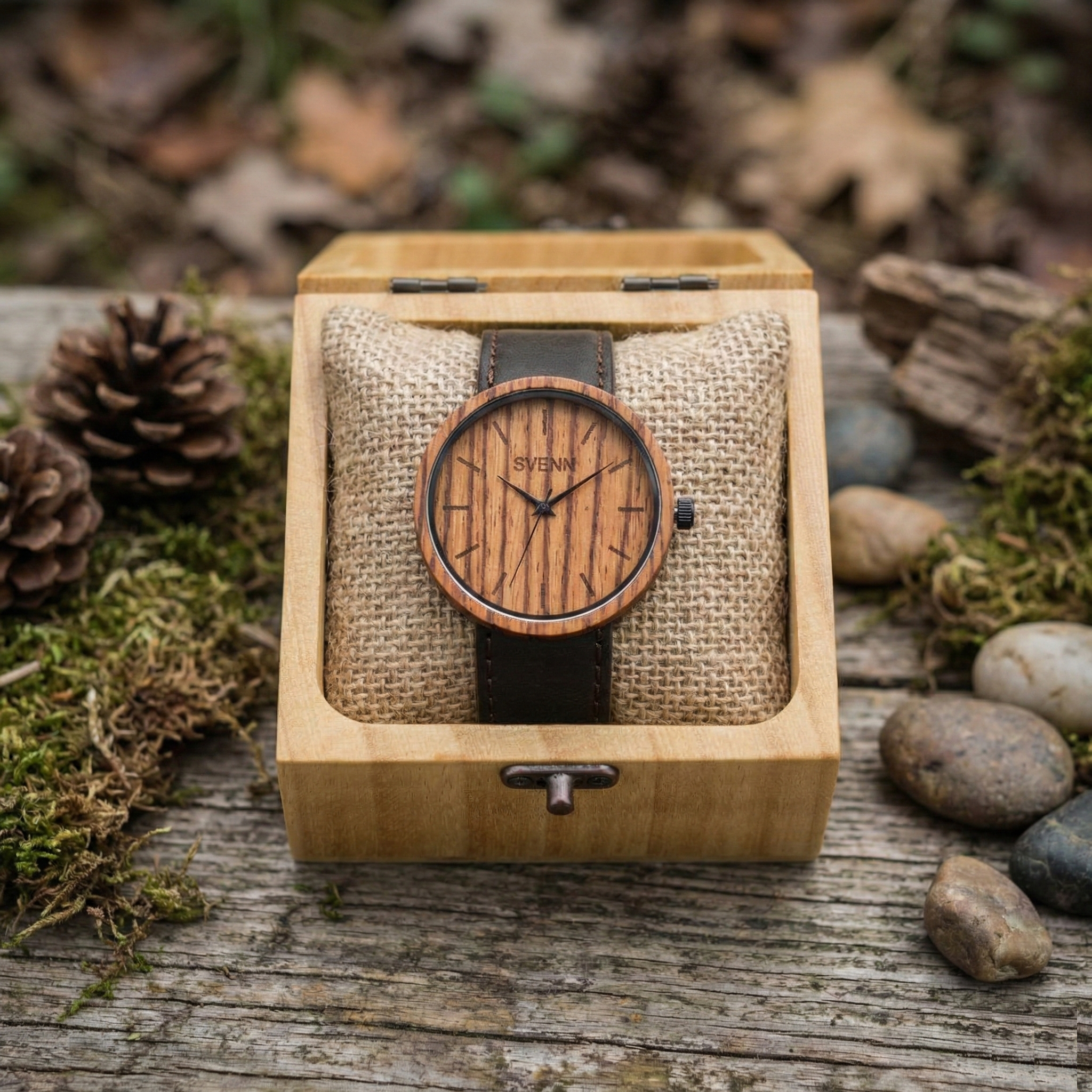 Hediye alternatifi olarak zebra ağacı detaylı lüks ahşap saat.