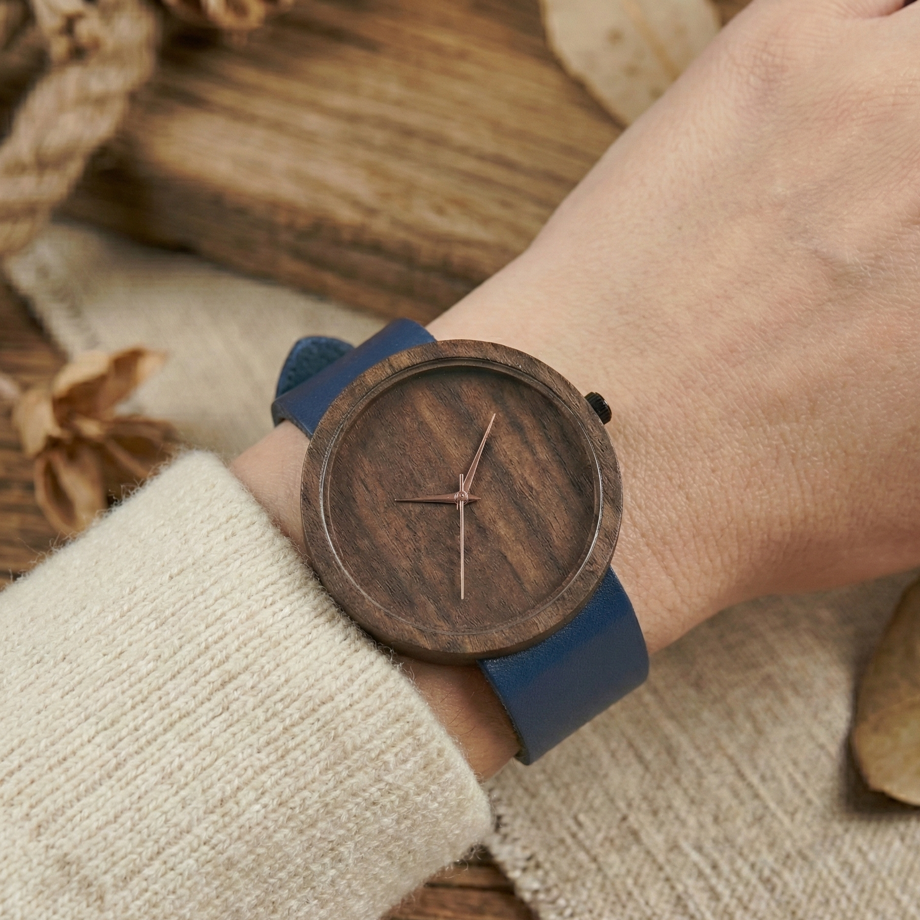 Göz yormayan sade kadranıyla zamanın değerini hatırlatan SVENN PURE KEOKE Kol Saati & Ceviz Ağacı yakından görünüm.