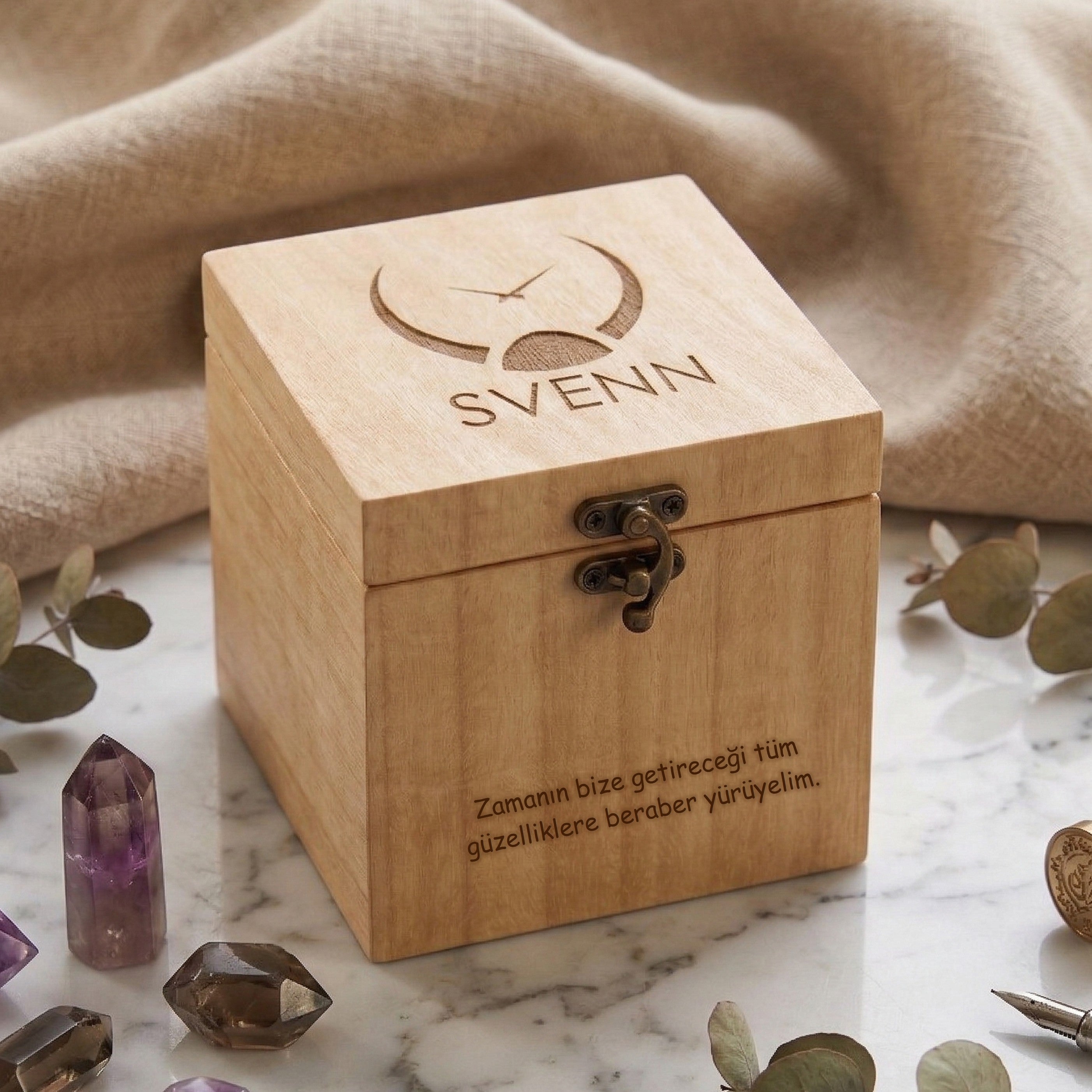 Sevgiliye hediye konseptini tamamlayan, ahşap kutusunda şık bir sunuma sahip SVENN Terra Curry saat.