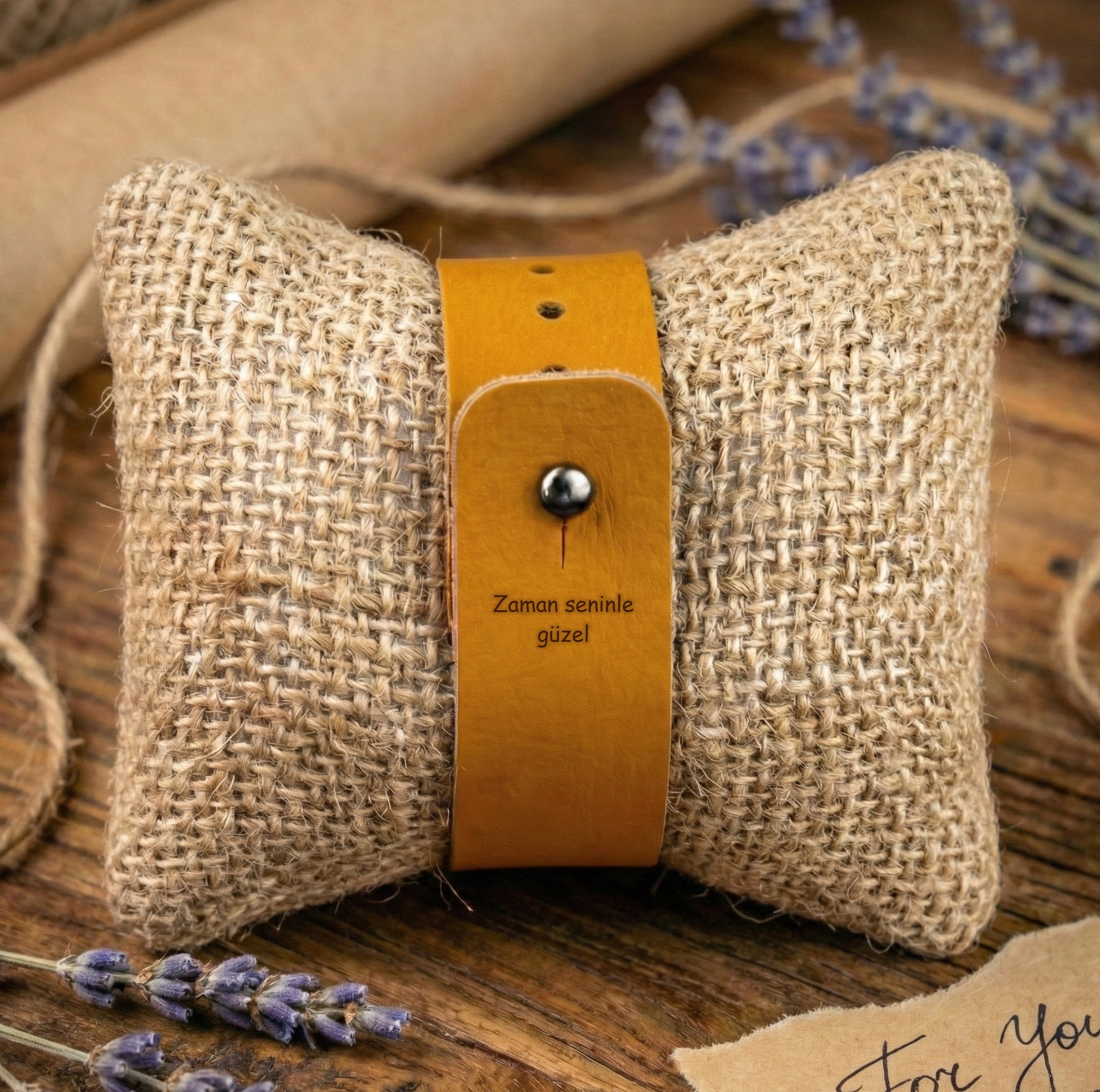 "İyi ki varsın" gibi özel notlarla anlam kazanan, kordonu kişiselleştirilebilen Svenn Pure Affogato hafif kadın kol saati.