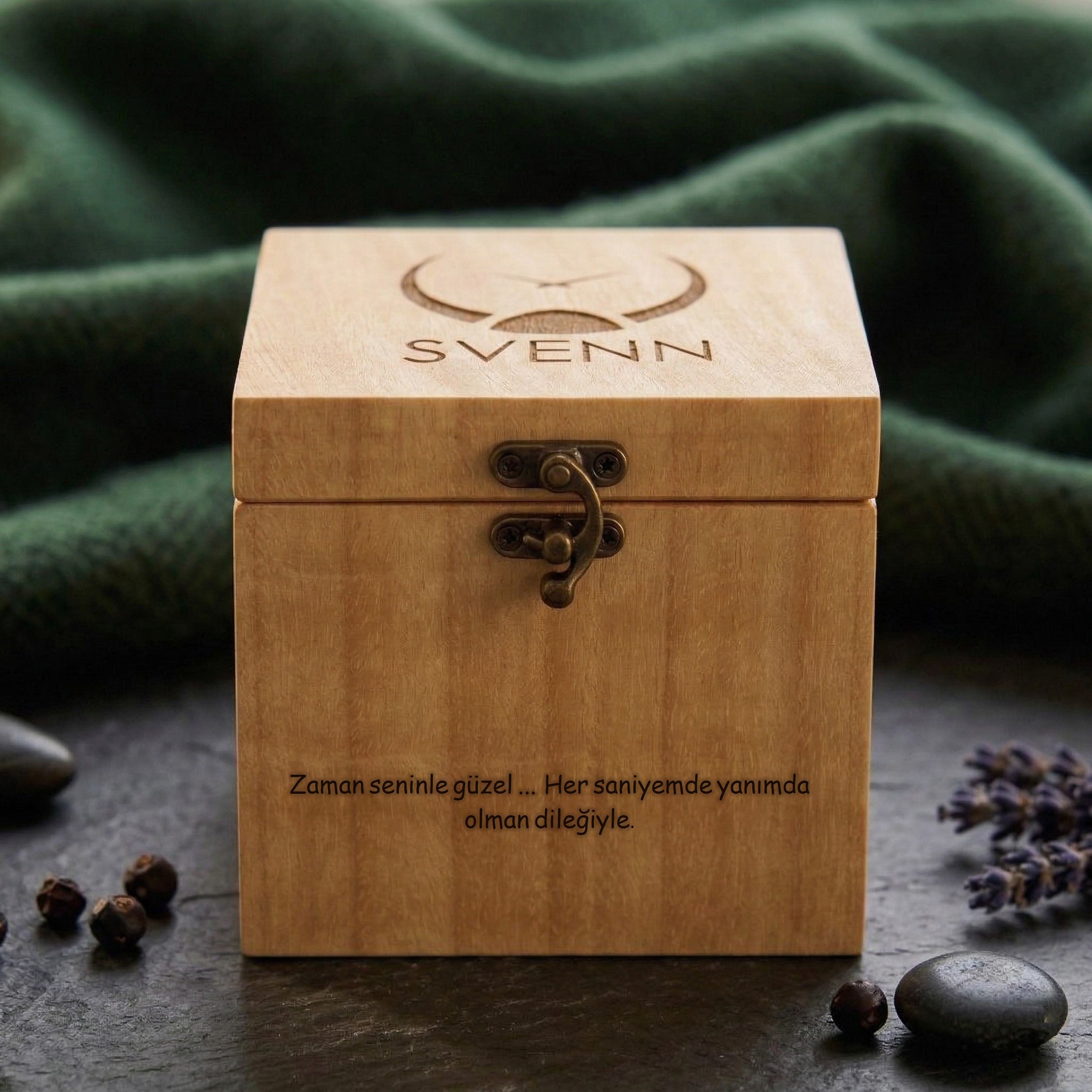 Kişiye özel ahşap kutu opsiyonu ile Svenn marka Zebra ağacı Aura Curry kol saati.