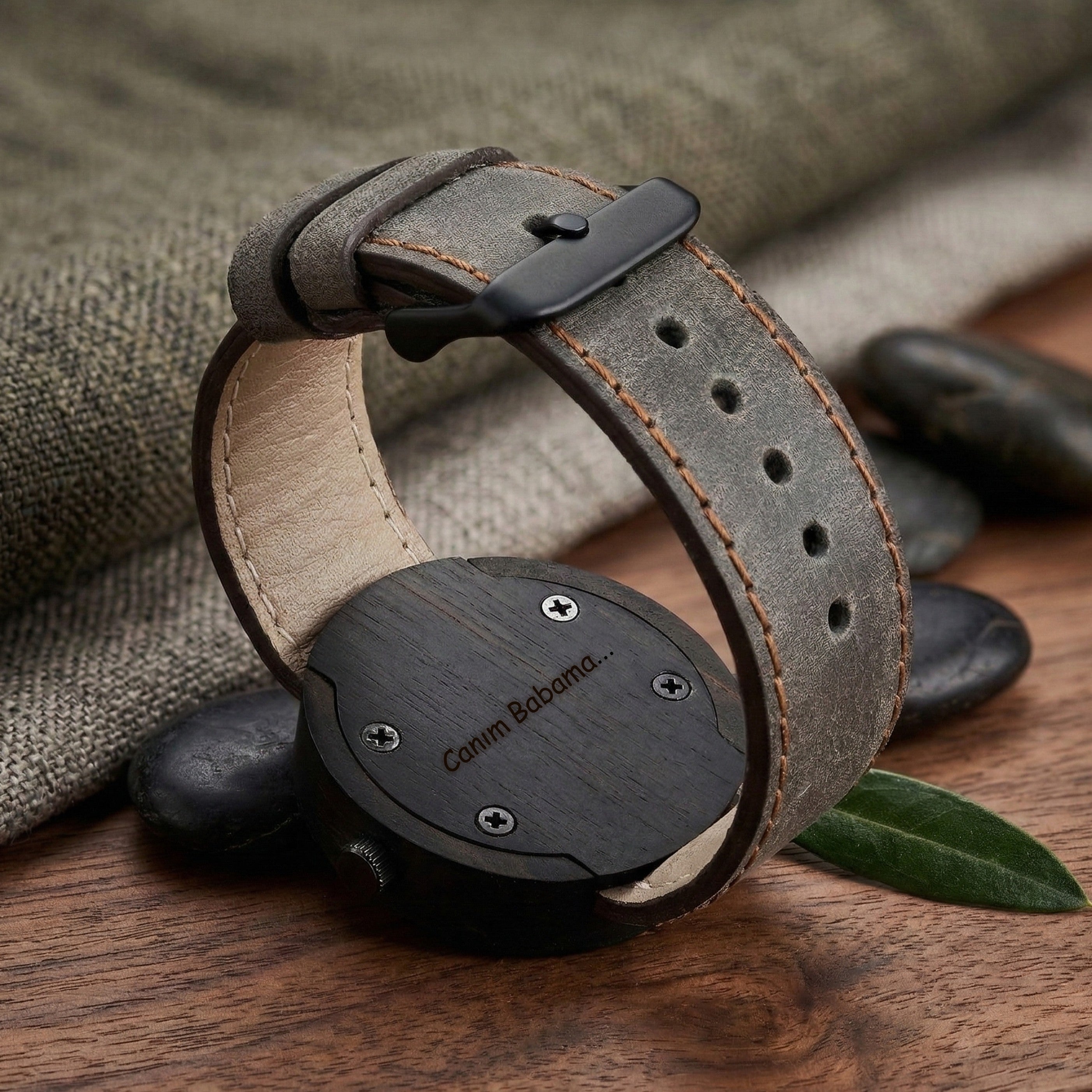 Babalar Günü Hediyesi detayını vurgulayan, SVENN Terra Earth abanoz ağacı saatin arka kapağına yüksek netlikte işlenmiş babaya özel kişiselleştirilmiş lazer kazıma not.