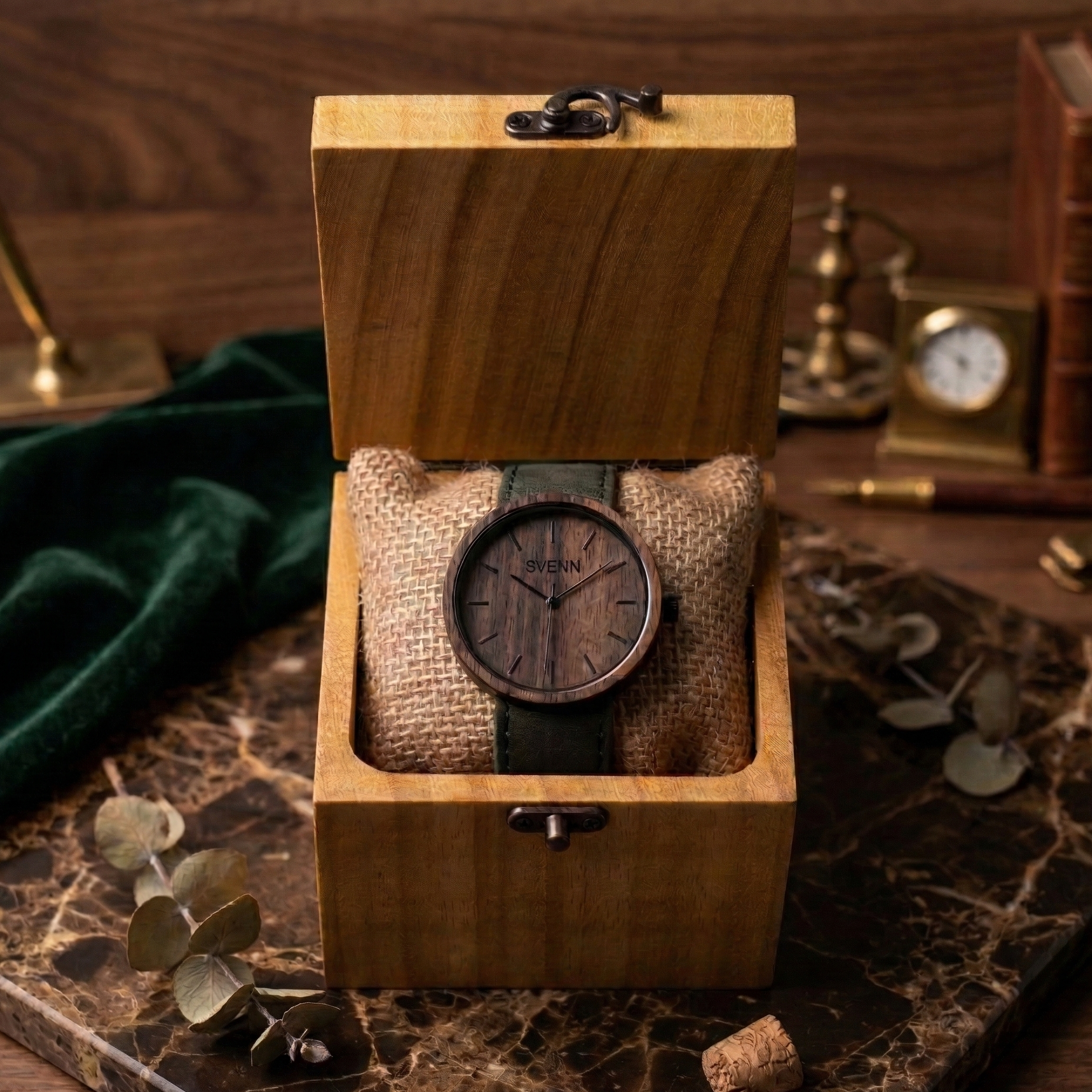 Anlamlı erkek hediyesi seçeneği olarak, hakiki deri kordon zarafeti ve kişiselleştirme imkanı sunan ahşap kutu seçeneğiyle Svenn Terra Khaki erkek saati.