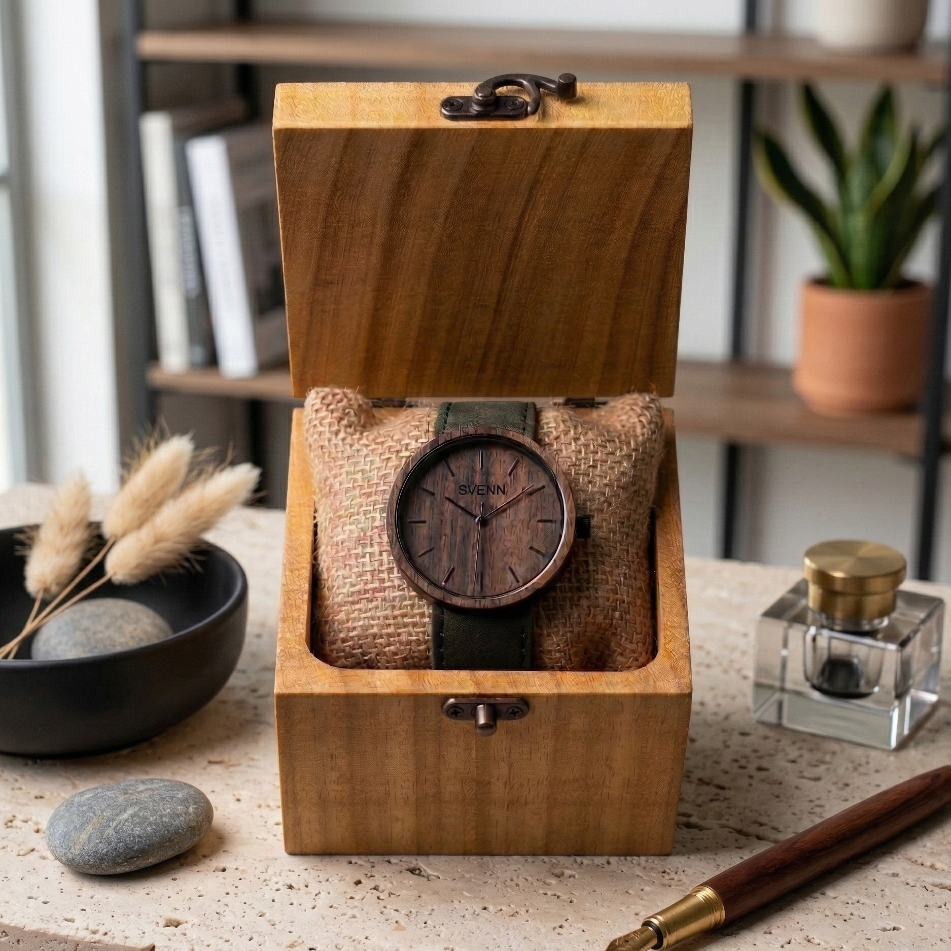 Sade kadın saati tercih edenler için doğallığı ön planda tutan ahşap hediye kutu ve kişiselleştirme seçenekleriyle Svenn kol saati.