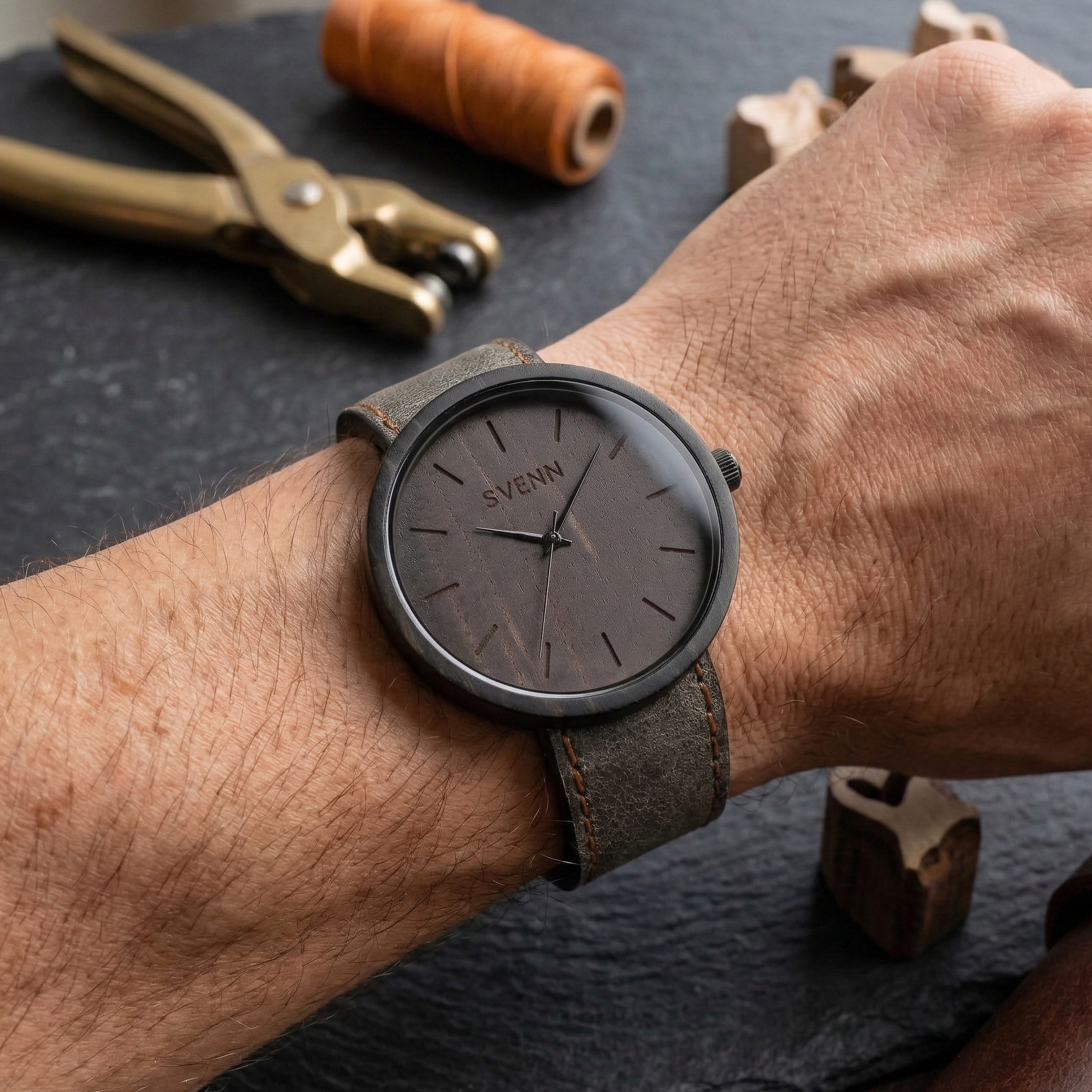 Unutulmaz bir Babalar Günü Hediyesi arayanlar için tasarlanmış, maskülen hatlarıyla dikkat çeken Terra Earth Kol Saati & Abanoz Ağacı modeli.