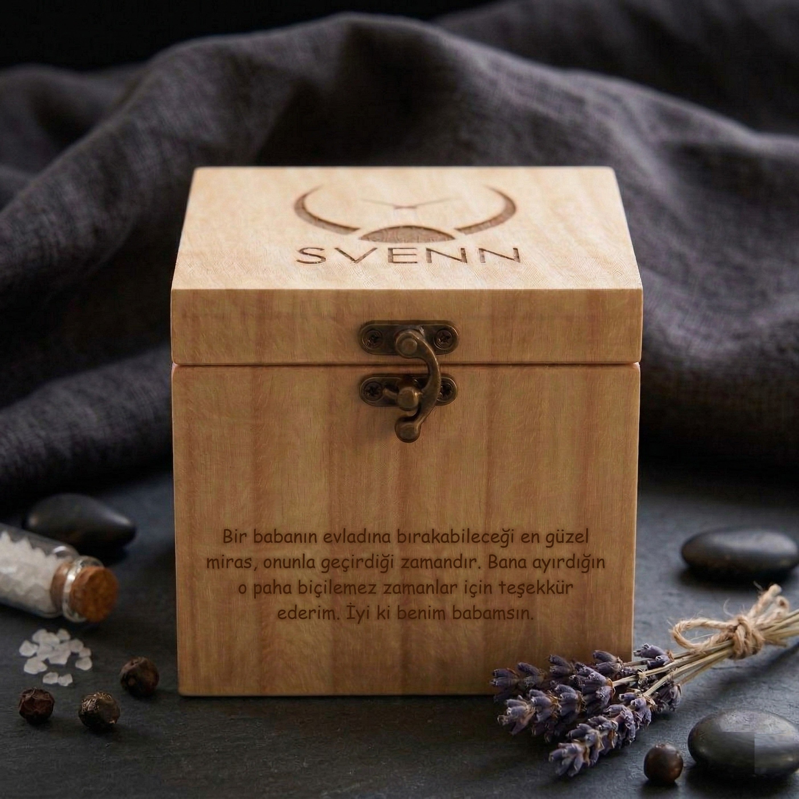 "Babalar Günü İçin Eşsiz Bir Seçim" konseptini destekleyen, kişiselleştirilebilir doğal ahşap kutulu sunum.