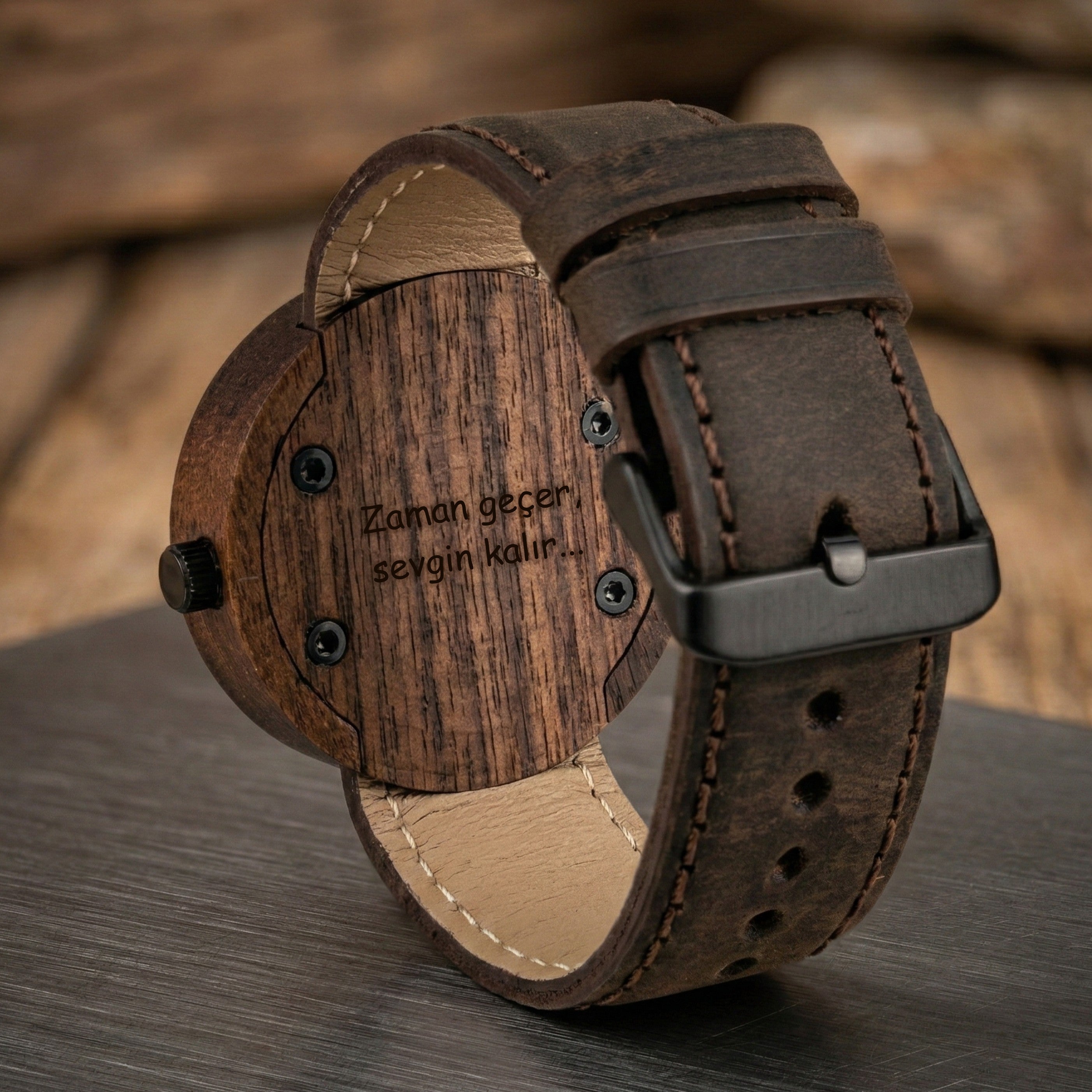 Babalara hediye olarak arka kapağına babanız için dilediğiniz notu yazdırabileceğiniz, yüksek netlikte çekilmiş ahşap dokusuyla Terra Darkbrown Kol Saati & Ceviz Ağacı.