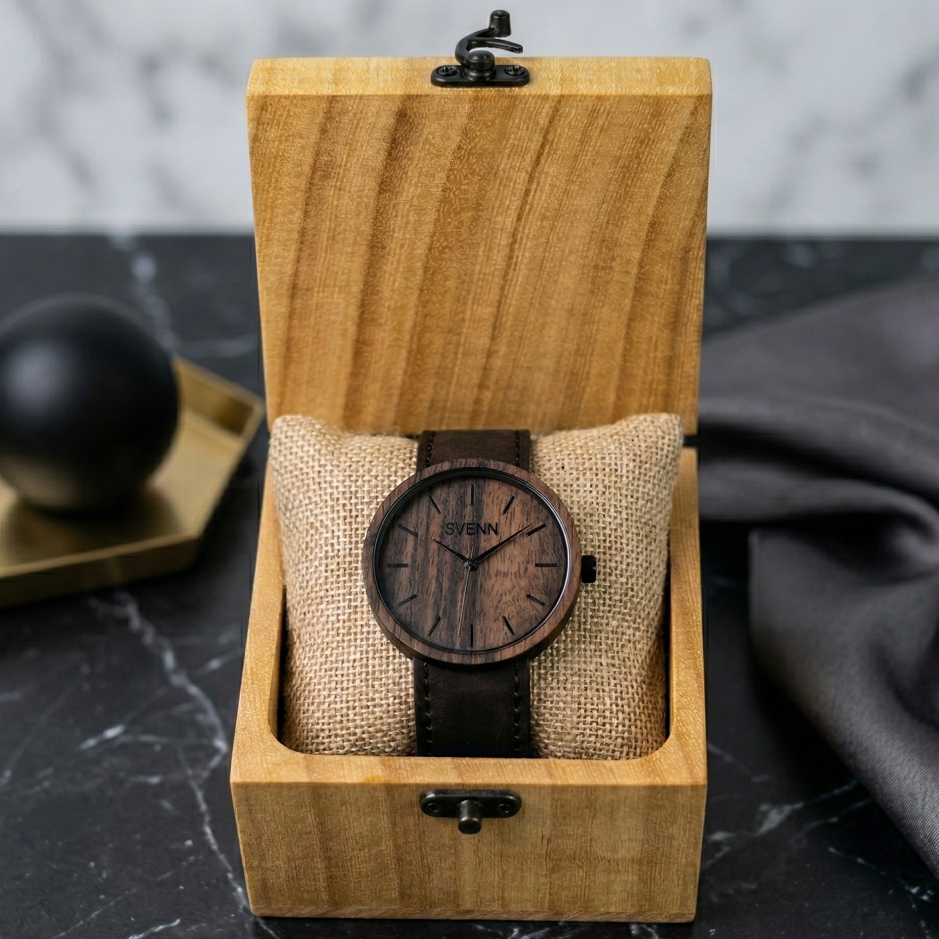 Babalara hediye olarak dilediğiniz notu yazdırabileceğiniz, özel ahşap kutu seçeneğiyle gerçekçi gölgelerle sunulan Terra Darkbrown Kol Saati & Ceviz Ağacı modeli.