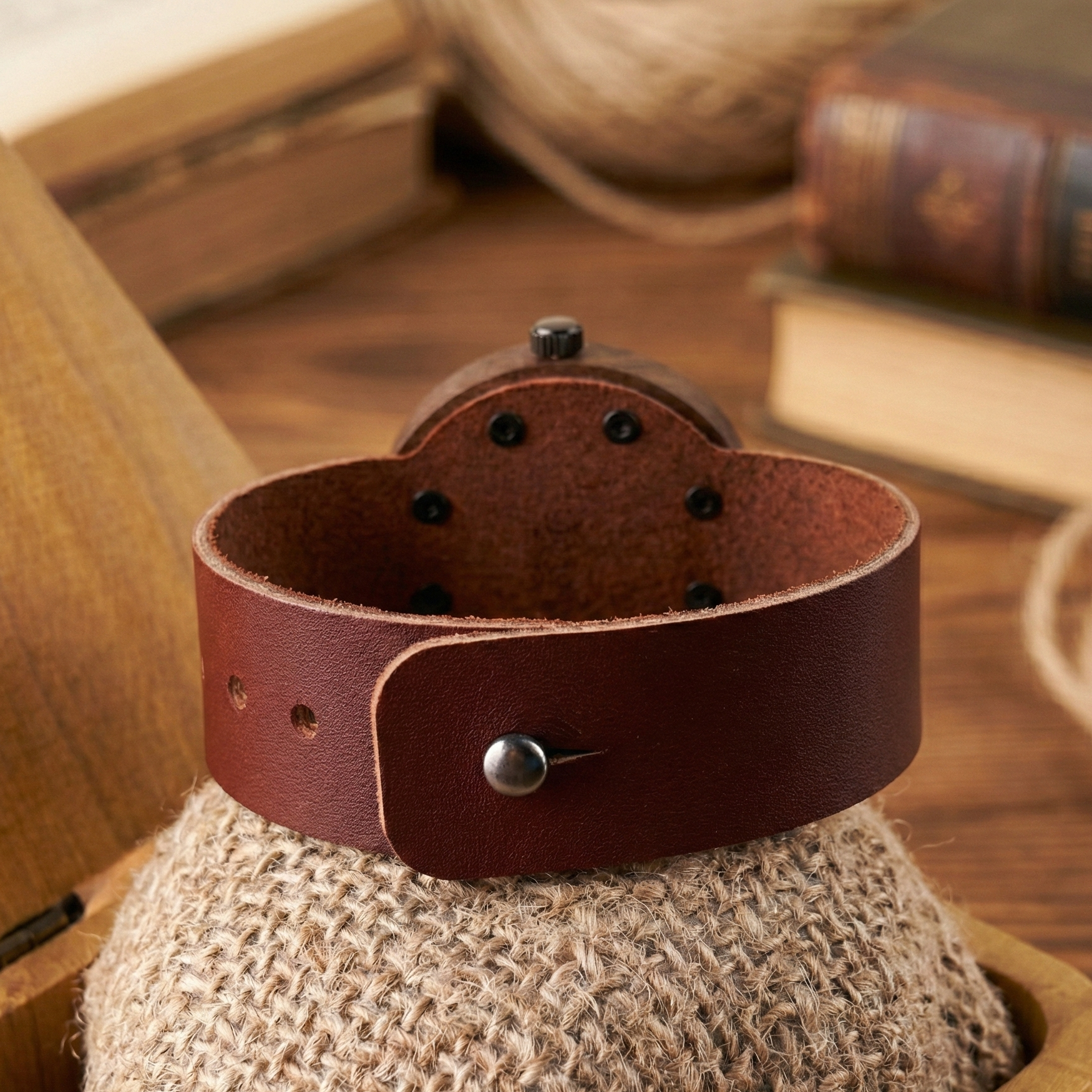 Ergonomik ve hafif tasarımıyla Minimalist Gaelic ceviz saatin arka profili.