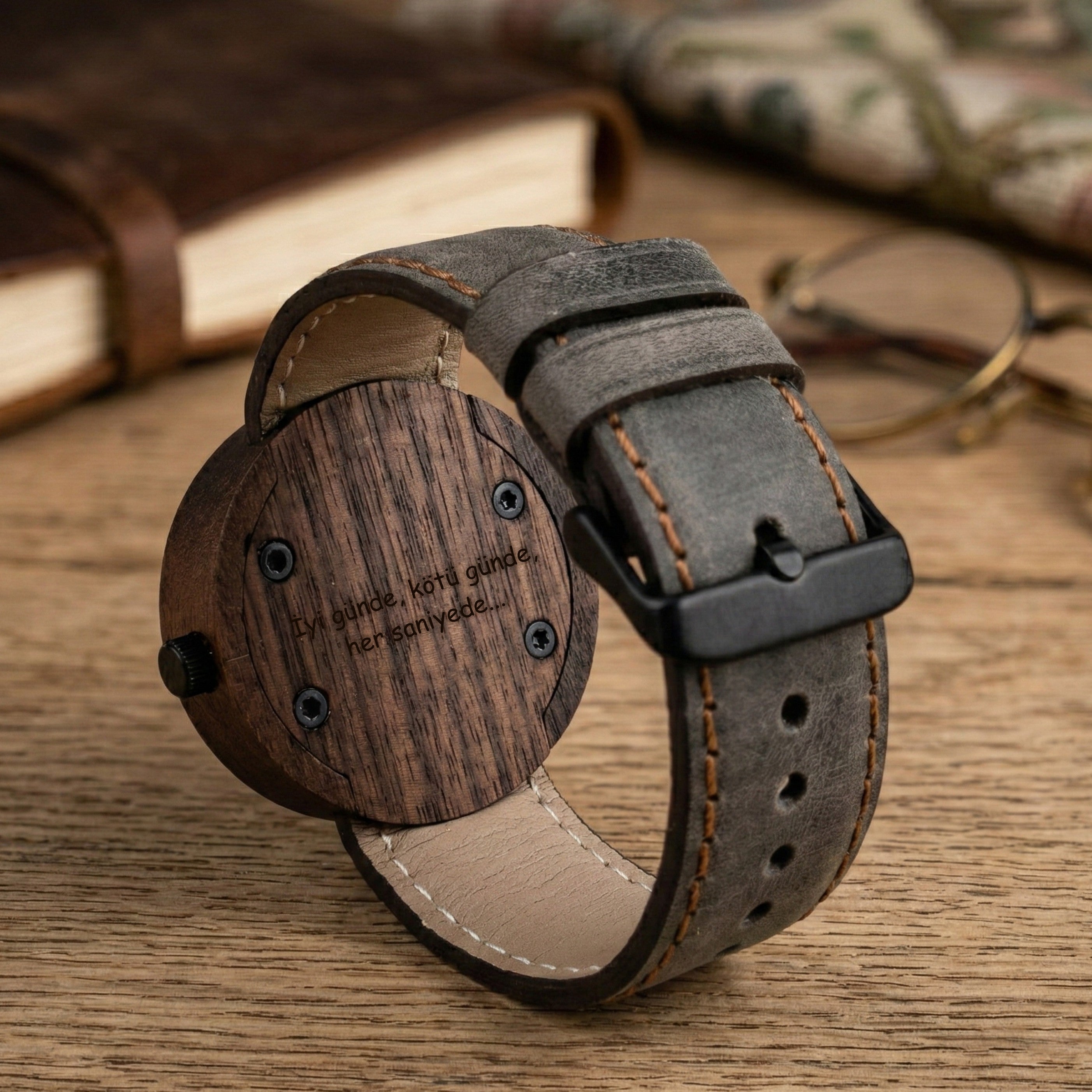 Üzerine isim, tarih ya da dilediğiniz bir not işlenebilen özel ahşap hediye kutu opsiyonu olan, Aura Earth Kol Saati & Ceviz Ağacı modeli.