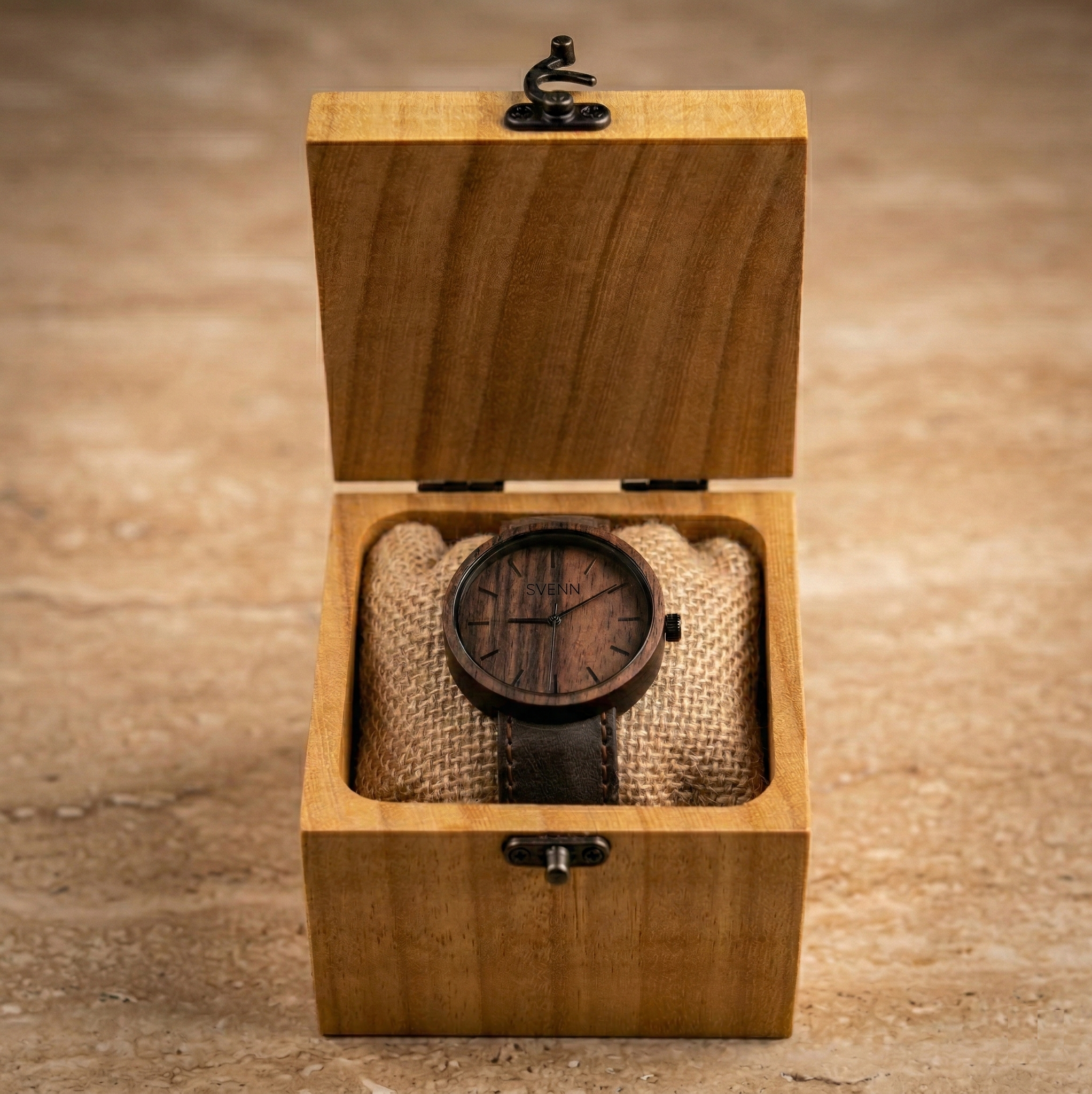 Smart casual tarzı doğallıkla buluşturan, pürüzsüz ceviz ağacı dokusuna sahip el yapımı saat ve ona özel üretilmiş zarif ahşap kutusunun sunumu.