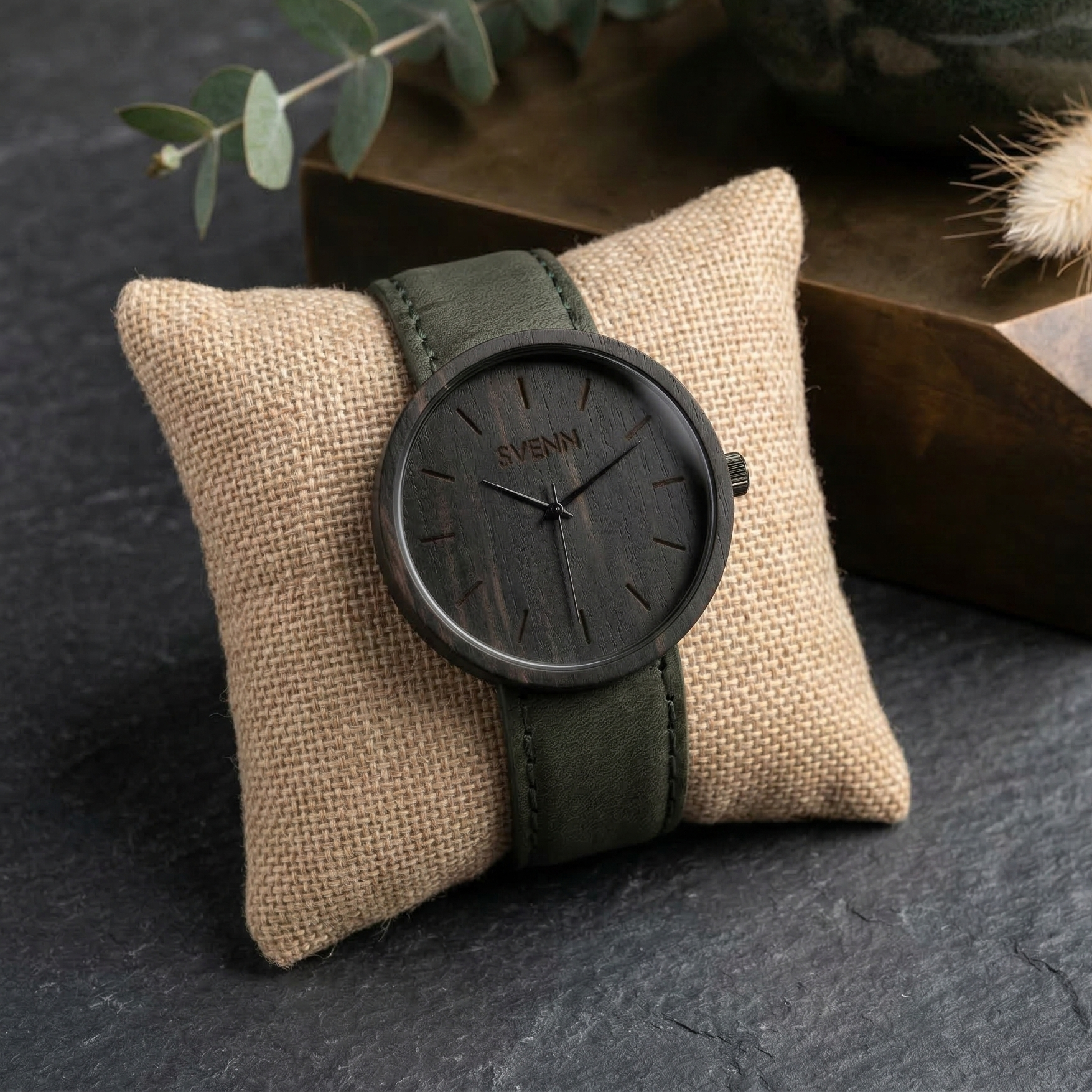 Erkeğe özel hediye arayanlara hitap eden, minimalist tasarımıyla dikkat çeken Terra Khaki Kol Saati & Abanoz Ağacı modelinin genel görünümü.