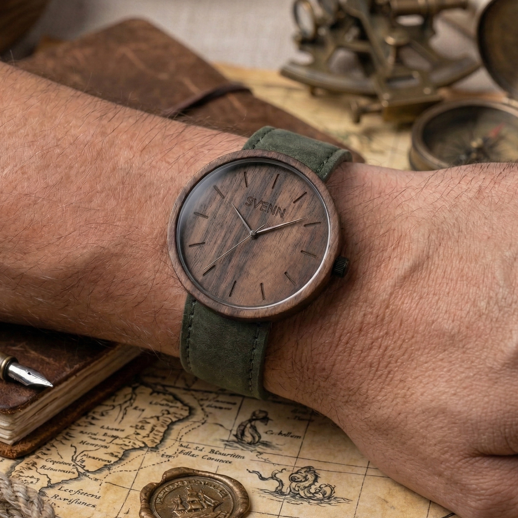 Erkek kolunda şık duran, hakiki deri kordonuyla öne çıkan el yapımı Svenn ahşap saat modeli.