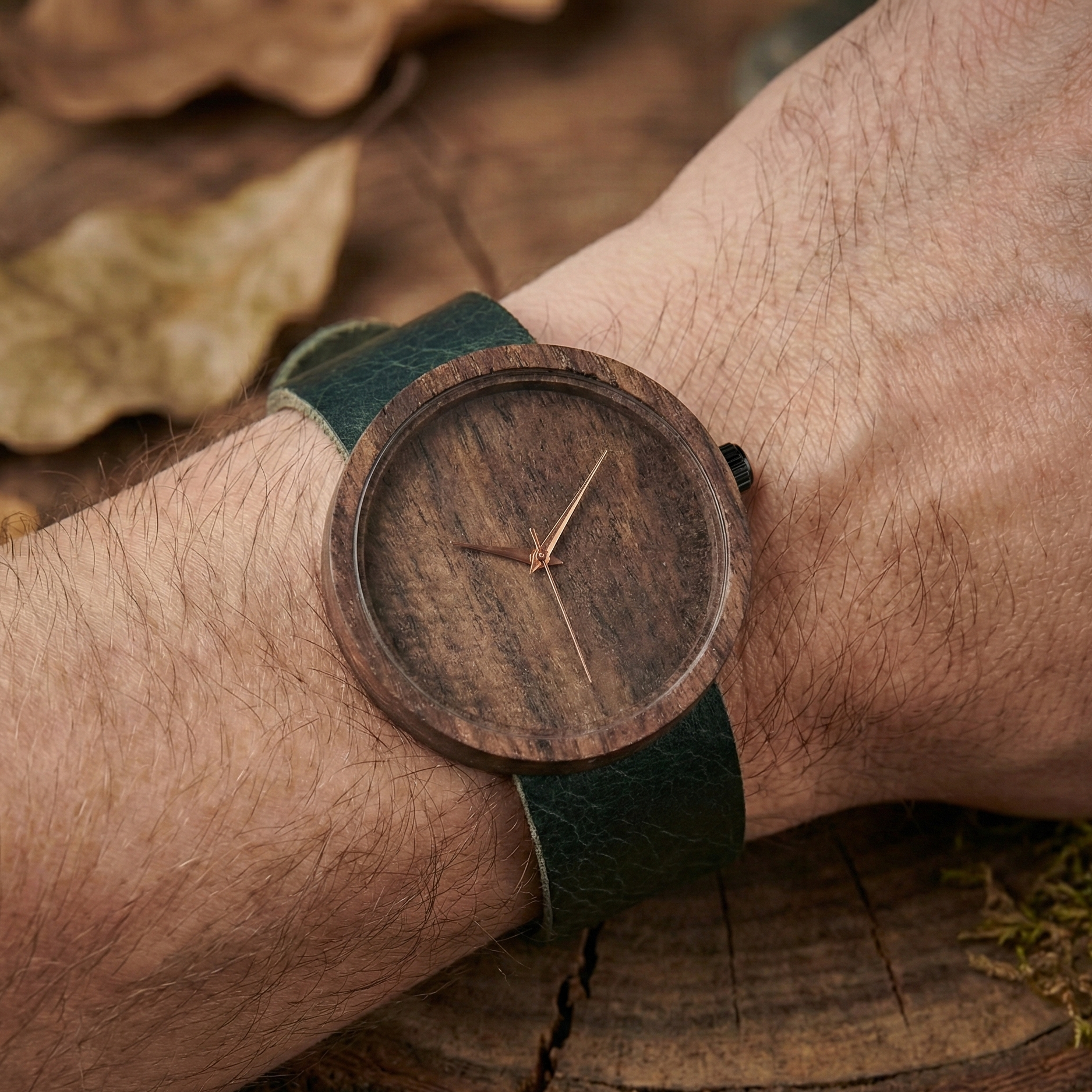 Açık renk keten gömleklerle mükemmel uyum sağlayan, hafif ve şık tasarımlı yazlık erkek saati kombini.