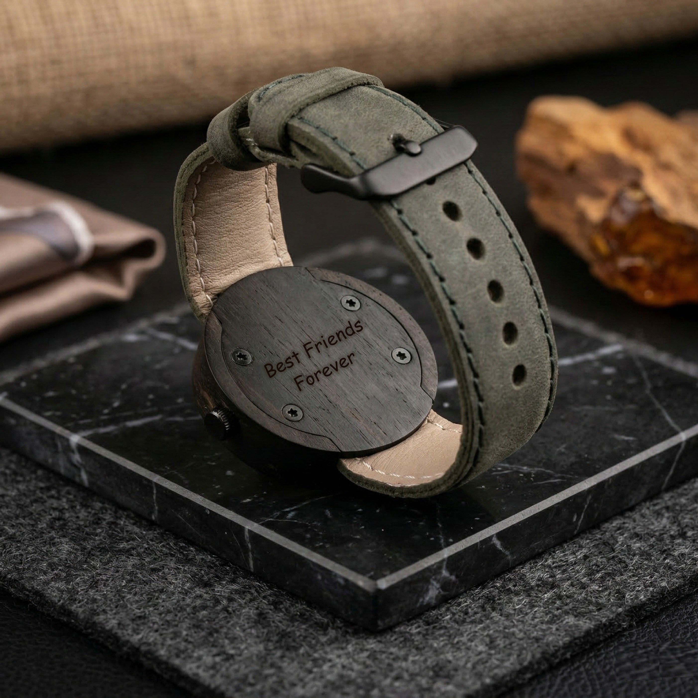 Arka kapağına dilediğiniz notu yazdırabileceğiniz, doğa aşığı kadınlara özel, isme özel doğal hediye seçeneği sunan ahşap saat.