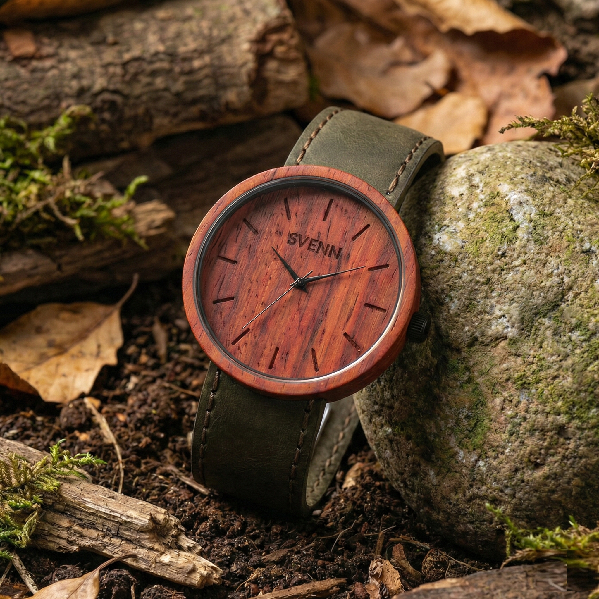 Paduk ağacının doğal dokusuna sahip, koyu kahverengi manevi hediye kol saati.