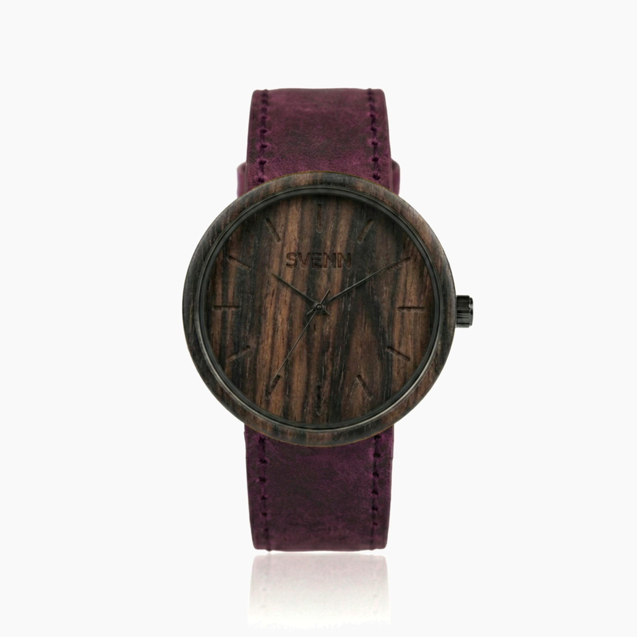 Sanatsal ve Farklı ve  Mor Sever Kadınlara Özel Armağan arayanlar için abanoz ağacının siyahı ile mor detayları buluşturan, doğru konumlandırılmış SVENN logosuyla Aura Purple kadın saati.