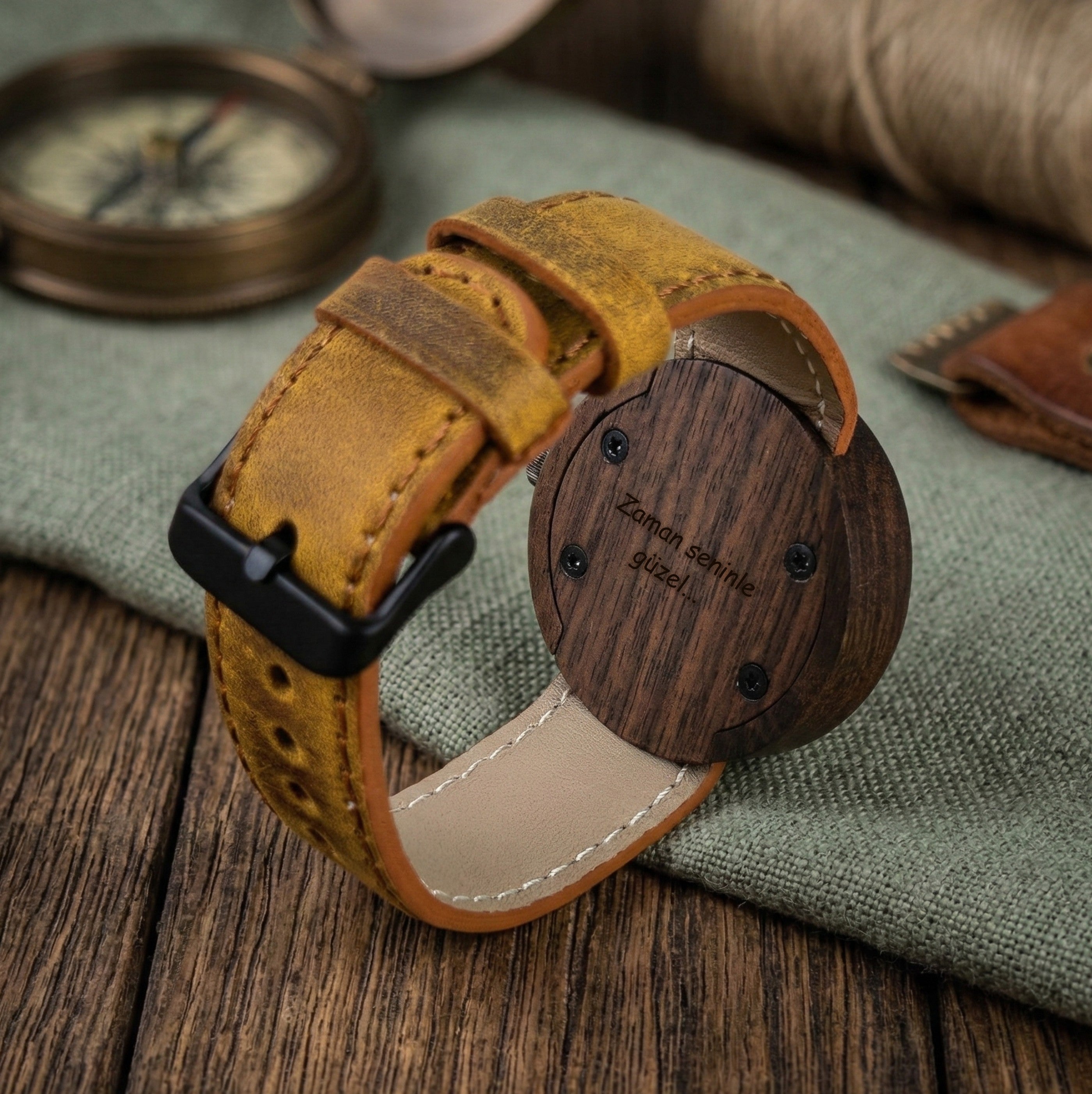 Sevgiliniz için özenle üretilmiş, kişiselleştirme imkanı sunan şık kutulu Svenn ceviz ağacı erkek kol saati.