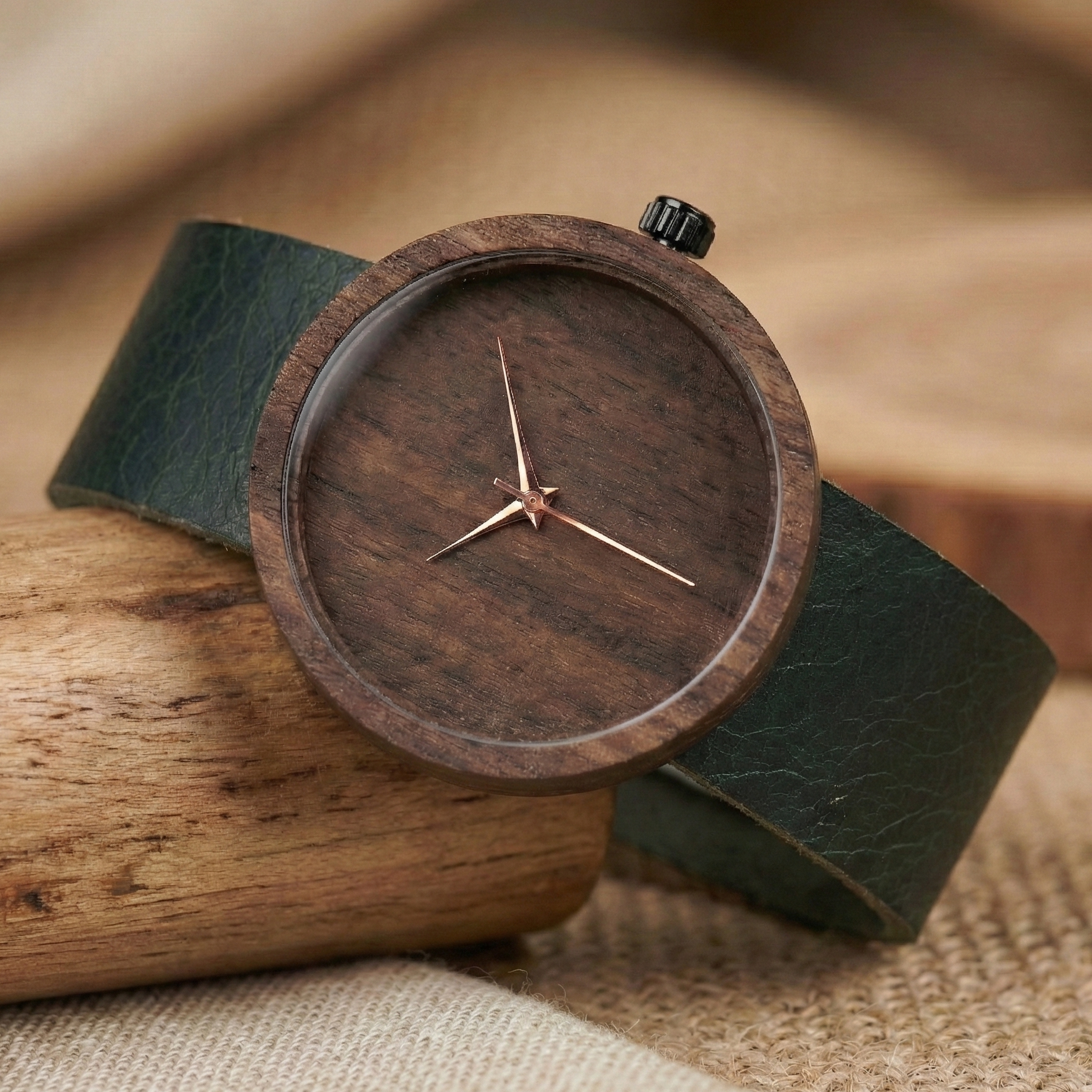 Her kıyafete uyum sağlayan koyu ceviz tonlarıyla zamansız bir şıklık sunan tasarım saat.