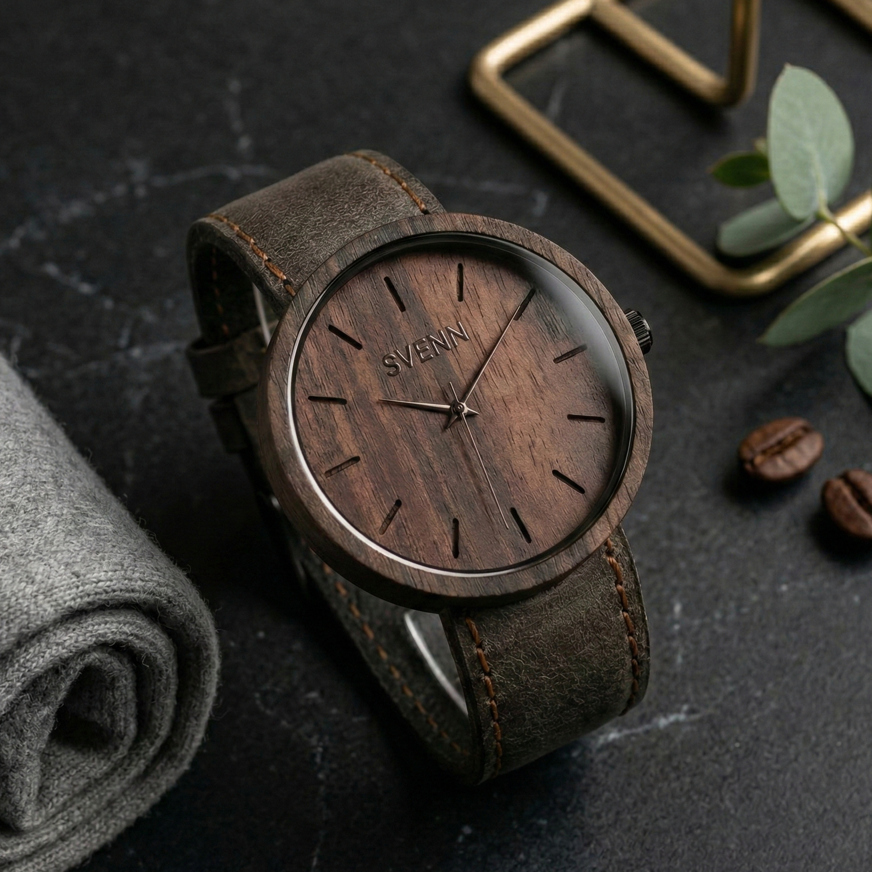 Smart casual erkek giyim tarzını tamamlayan SVENN Terra Earth ceviz ahşap saati.