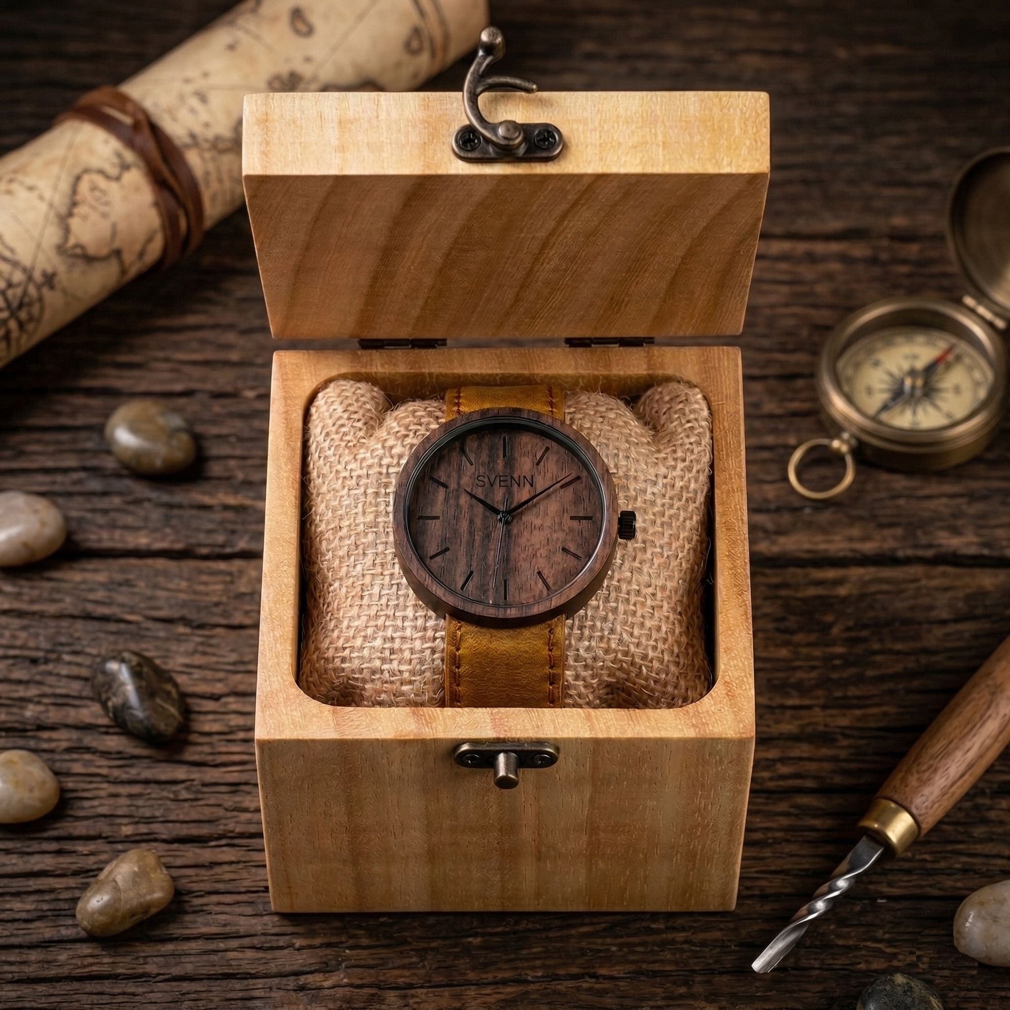 Sevgiliye samimi bir hediye deneyimi yaşatan, zarif ahşap kutusunda Svenn Terra Curry kol saati sunumu.