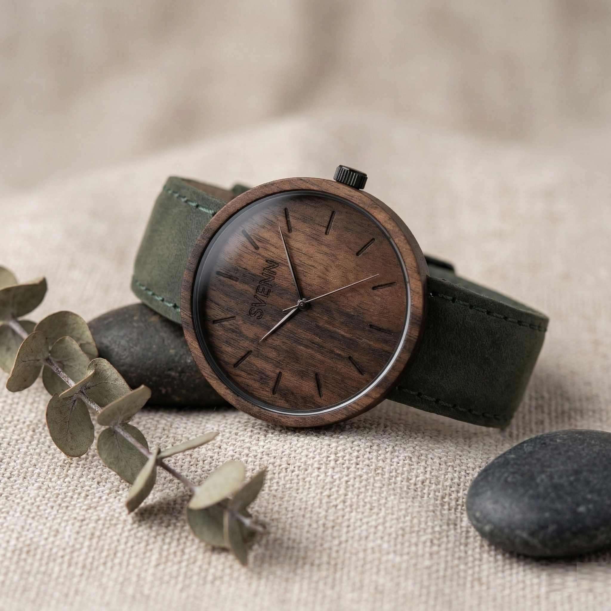 Sade güzellik seven kadınlara özel tasarlanan Svenn ahşap saatin yormayan minimalist kadranı ve ince ahşap detayları.