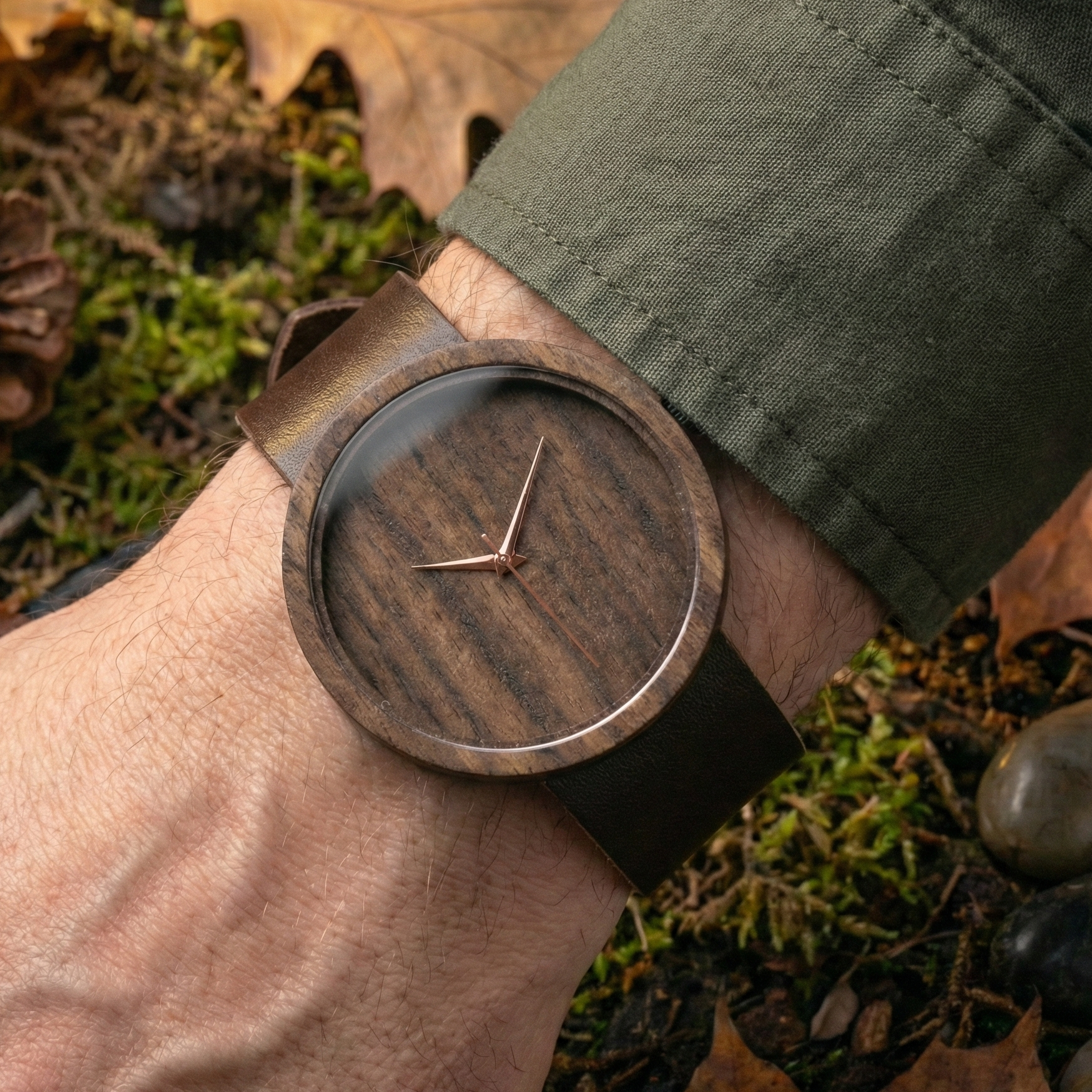 Günlük giyimle uyumlu, koyu renk saat kombini sunan Svenn Minimalist Mocha ceviz ağacı erkek saatinin bilekte duruşu.