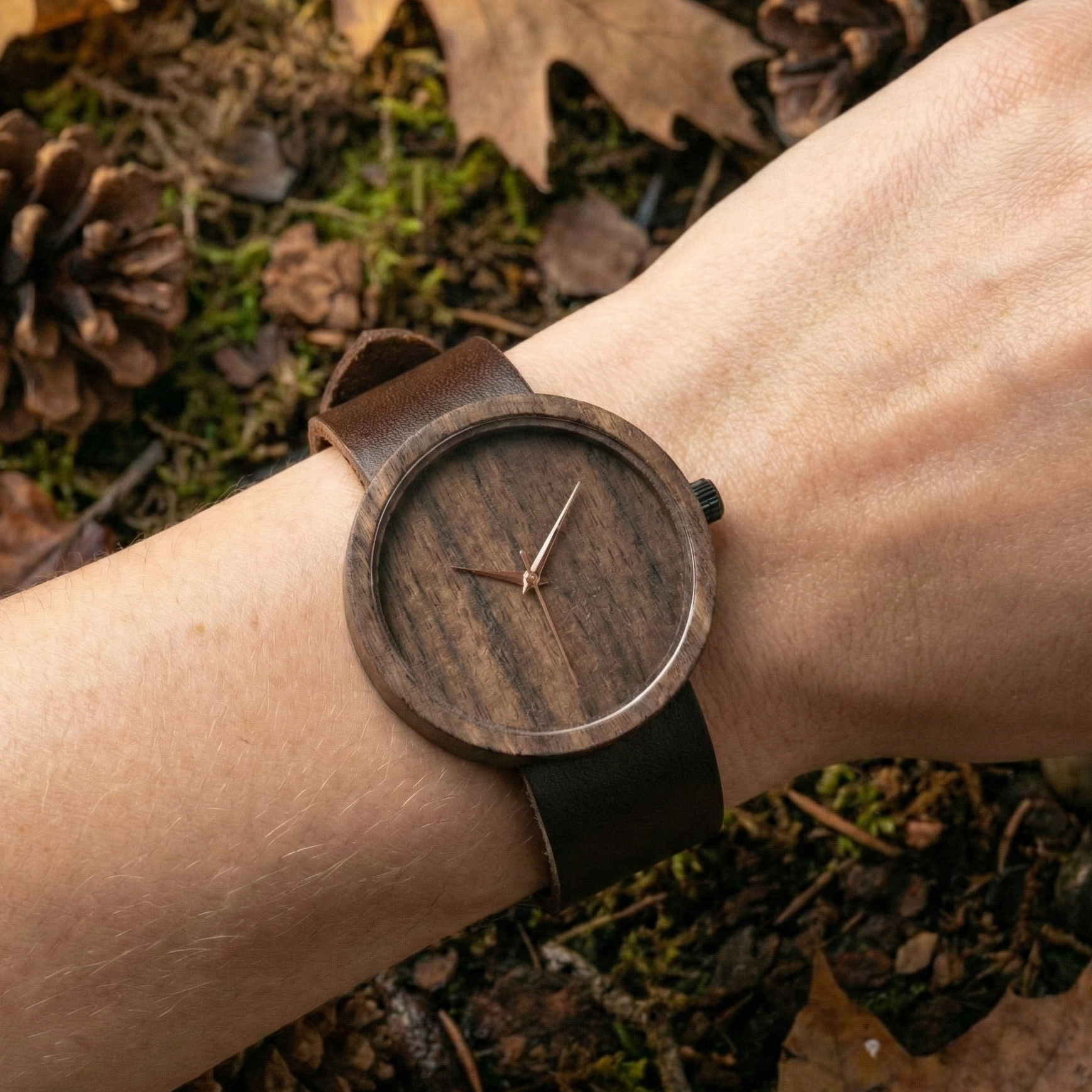 Zarif ve güçlü bir duruş sergileyen, günlük giyimle uyumlu Svenn Pure Mocha koyu renk kadın saatinin bilekte görünümü.