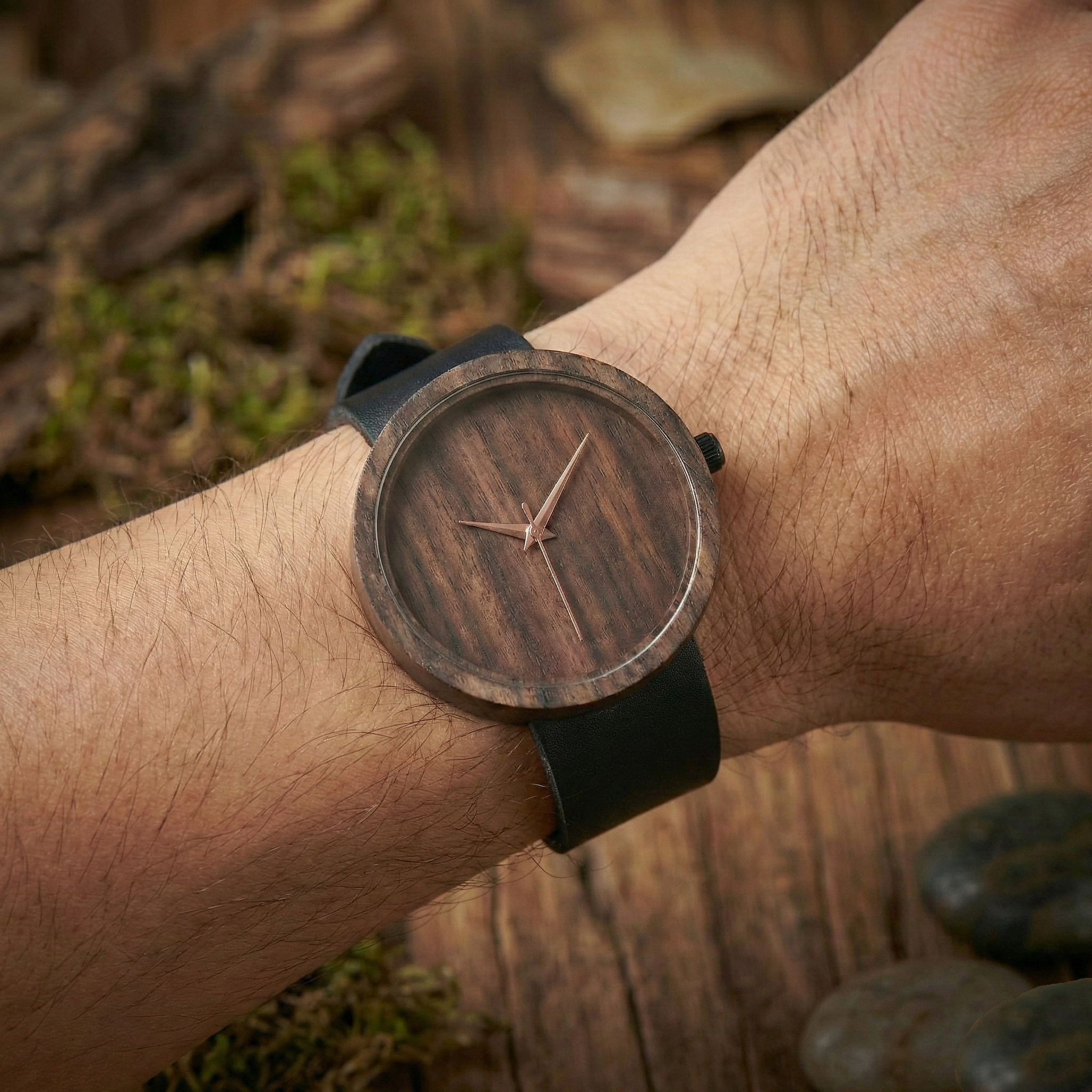 SVENN MINIMALIST DOPPIO ceviz ahşap kol saati erkek bileğinde; ofis stiline uyumlu, kişiselleştirilebilir.