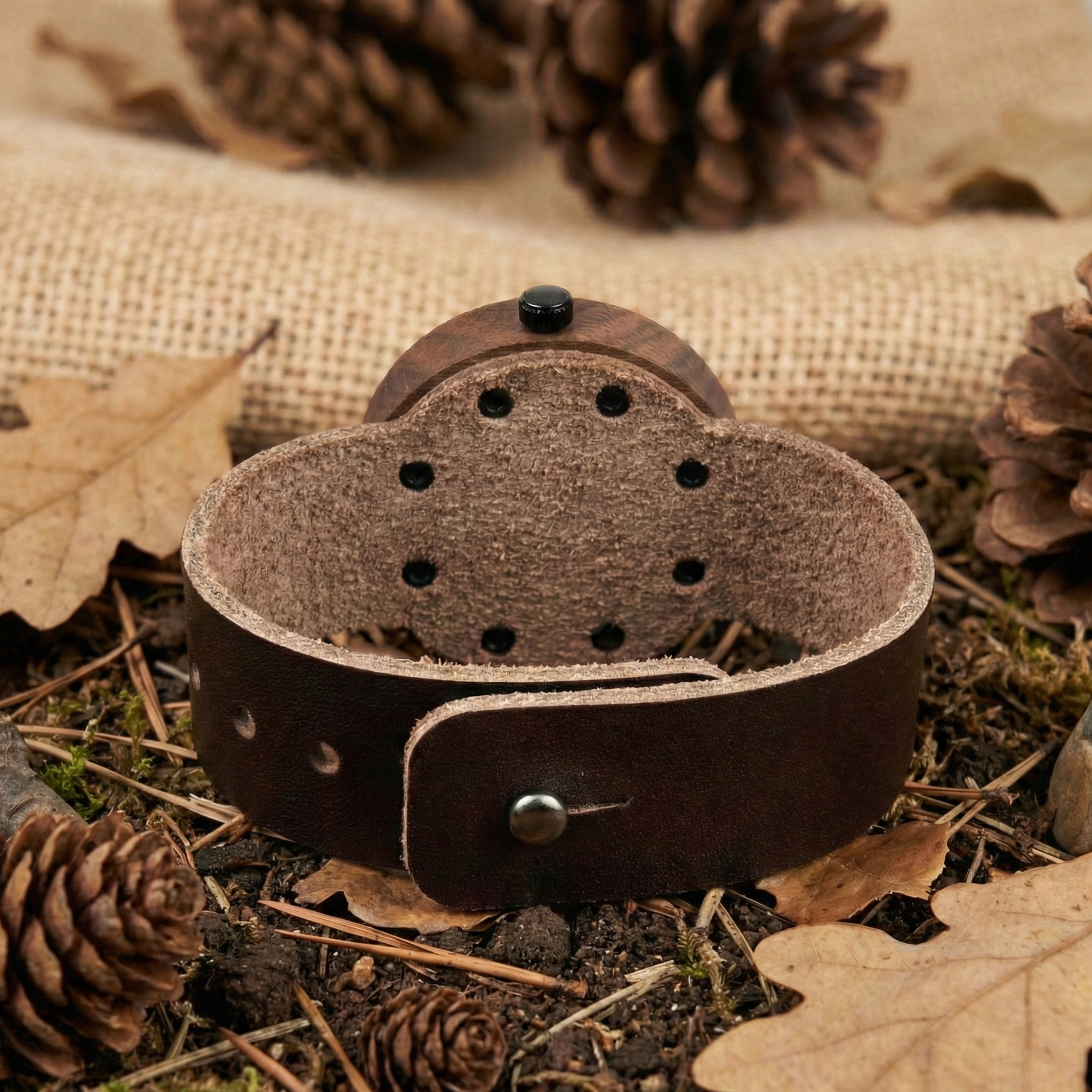 Minimalist ve modern hatlara sahip, koyu renk seven kadınlar için tasarlanmış Svenn Pure Mocha ceviz ağacı saat.