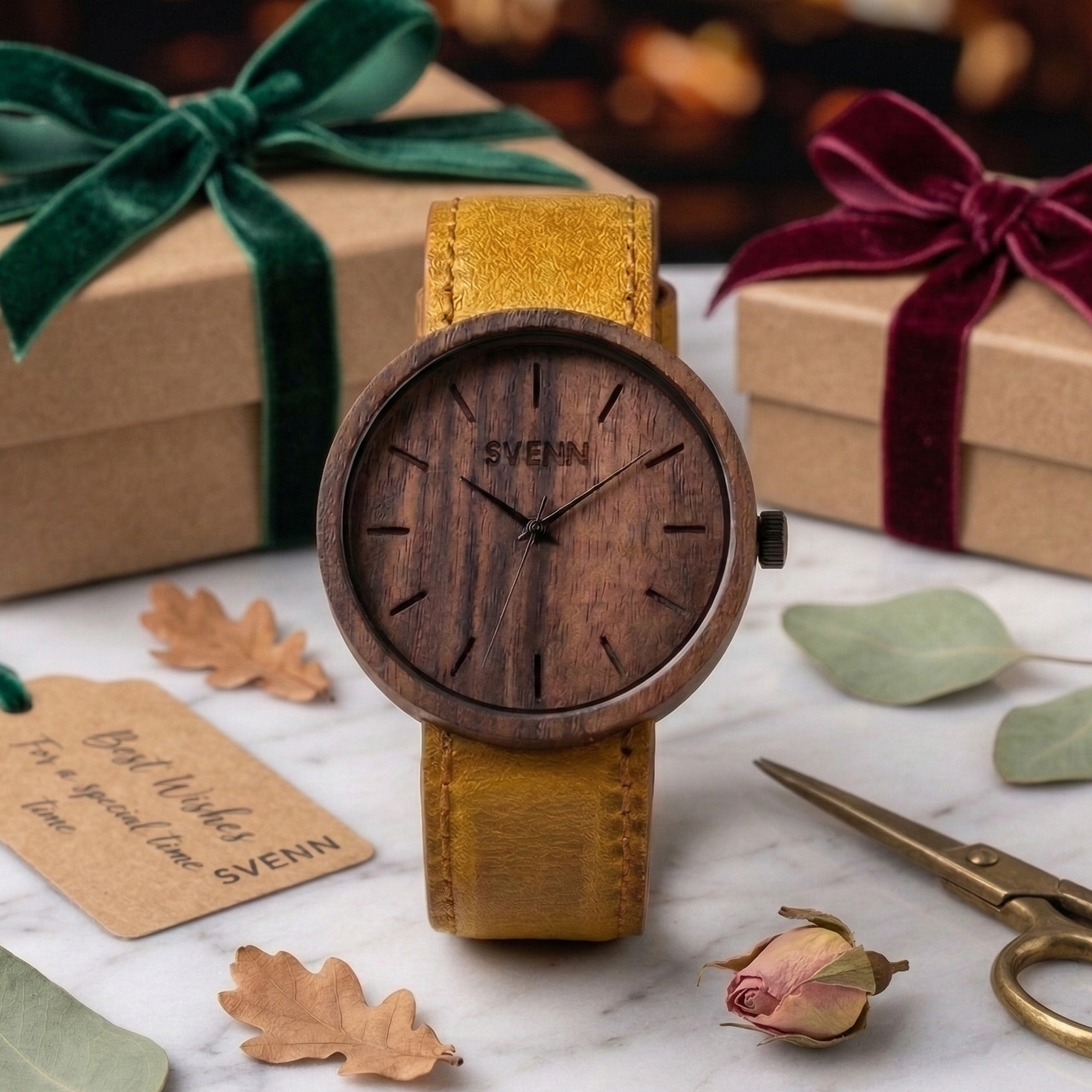 Hayatınızdaki o özel erkeğe doğum günü için unutulmaz bir hediye olan Svenn Terra Curry modelinin minimalist kadranı ve ince ahşap detayları.