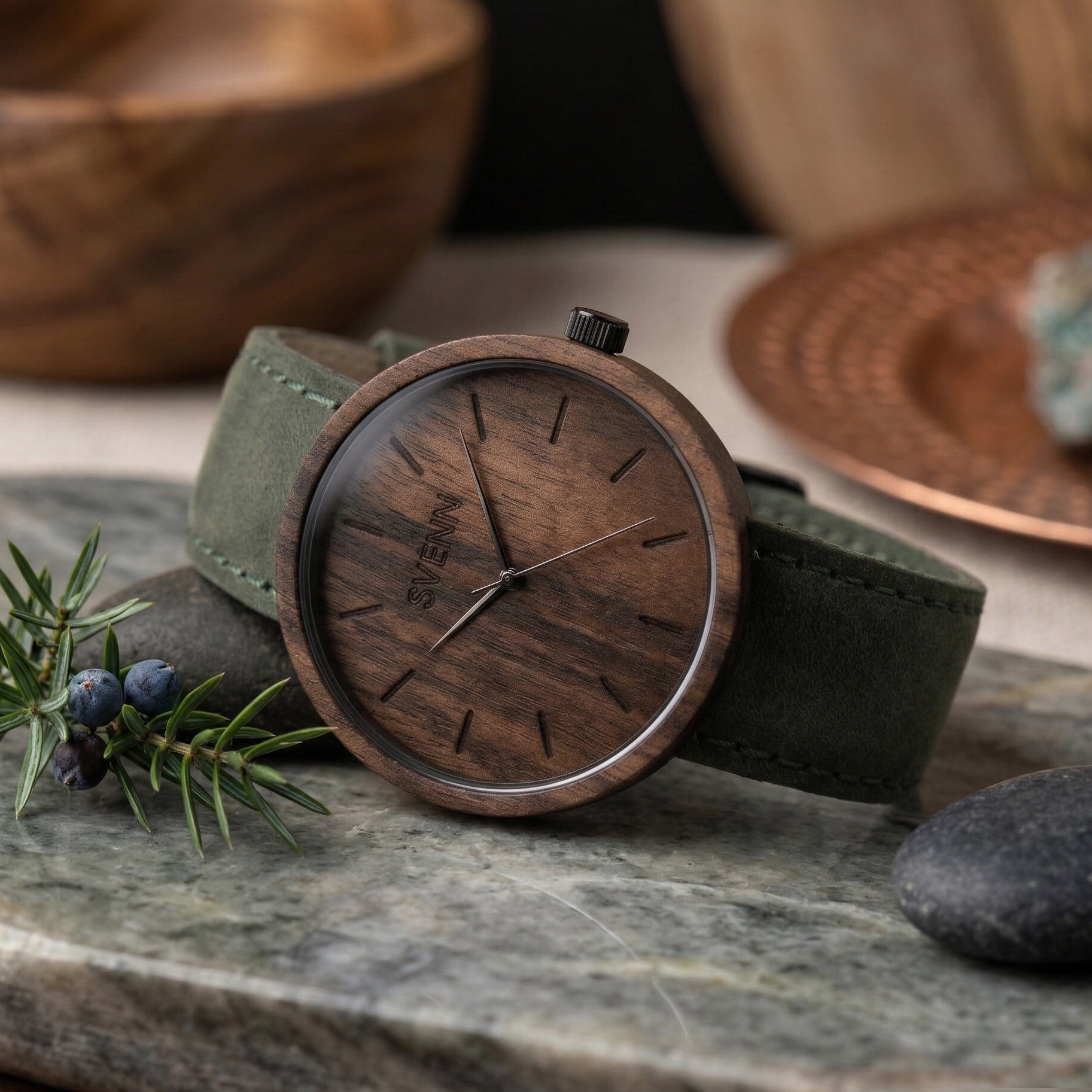 Anlamlı erkek hediyesi arayışında olanlar için ince işçilikle üretilmiş Terra Khaki modelinin minimalist kadranı ve ahşap dokusu.