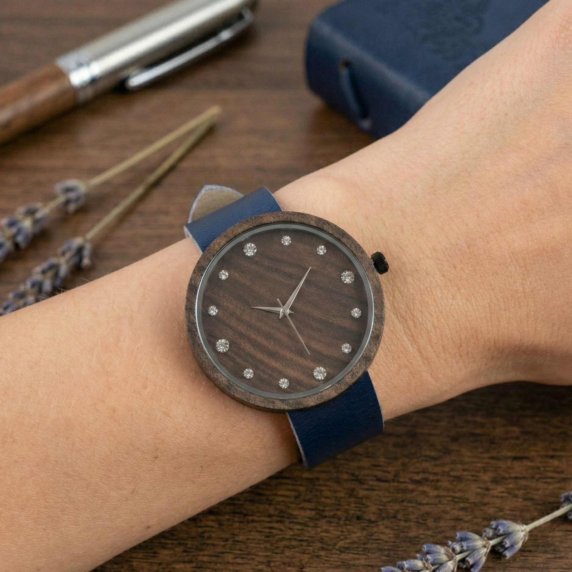 Bilekteki zarif duruşunu gösteren, kişiselleştirilebilir SVENN ceviz ağacı kadın kol saati.