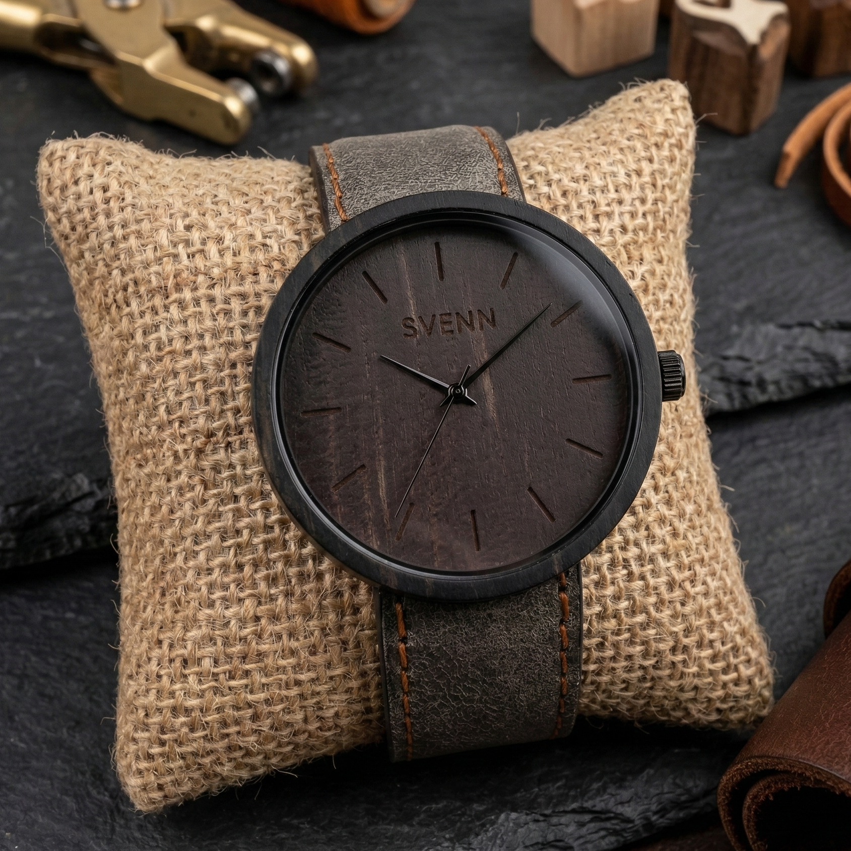 Terra Earth Kol Saati & Abanoz Ağacı modelinin yüksek netlikteki pürüzsüz koyu ahşap dokusu ve belirgin kadran detayları.