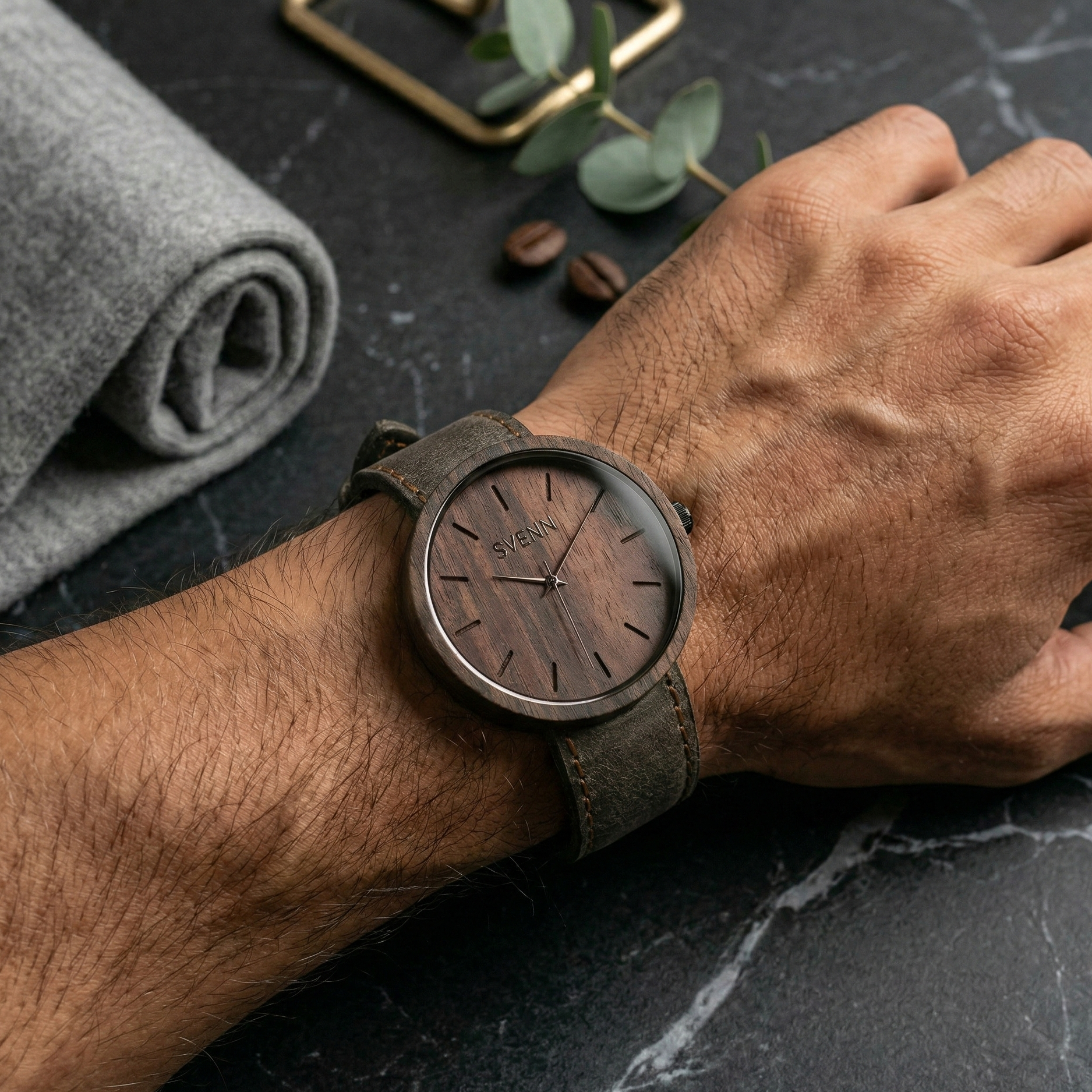 Erkek bileğinde sergilenen Terra Earth Kol Saati & Ceviz Ağacı modelinin, pürüzsüz ahşap dokusu ve kordon detayı.